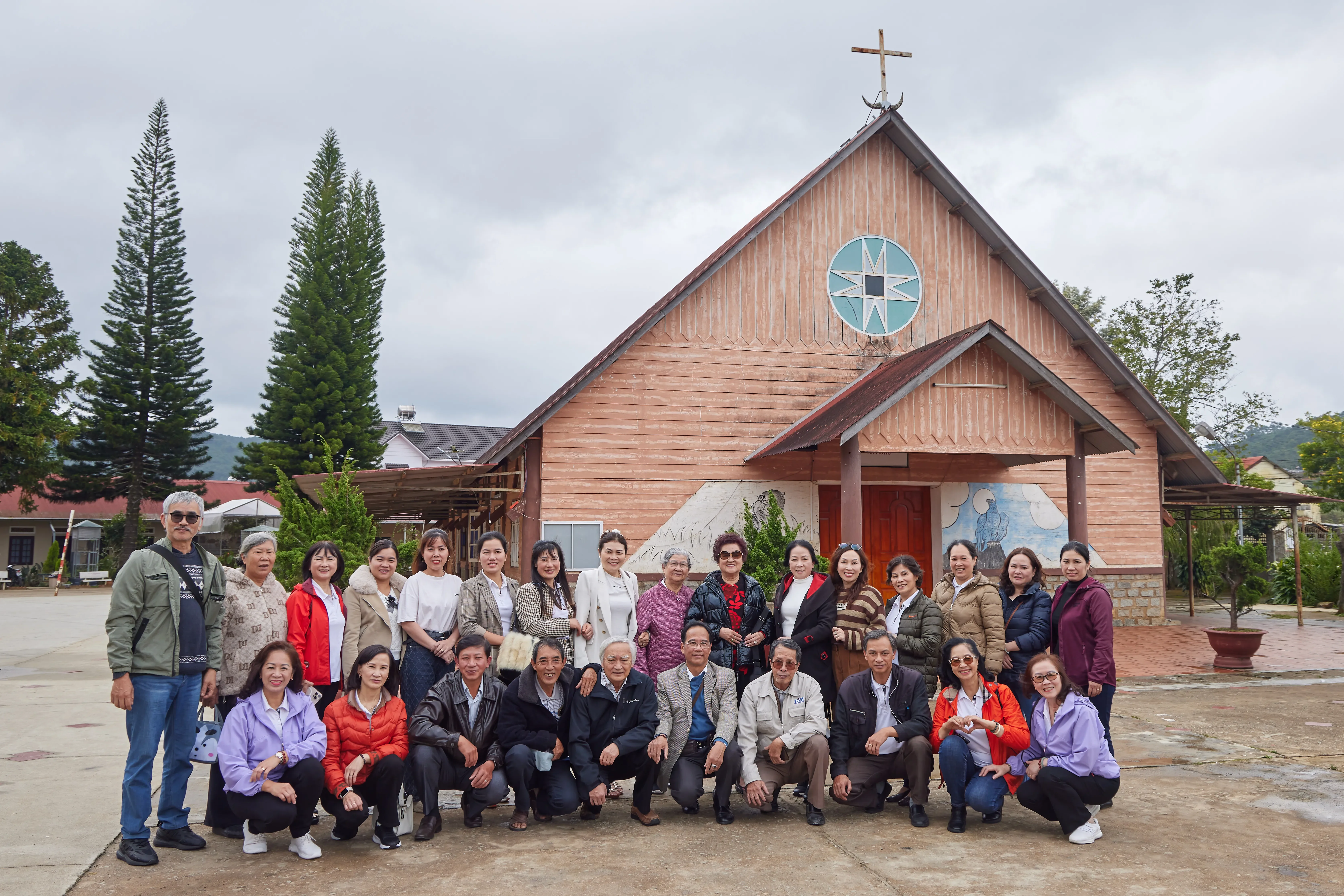 Giáo Xứ Chính Tòa Đà Lạt: Giáo Họ Mân Côi Hành Hương Nhà Thờ Lang Biang Và Thăm “Mái Ấm Tà Nung”