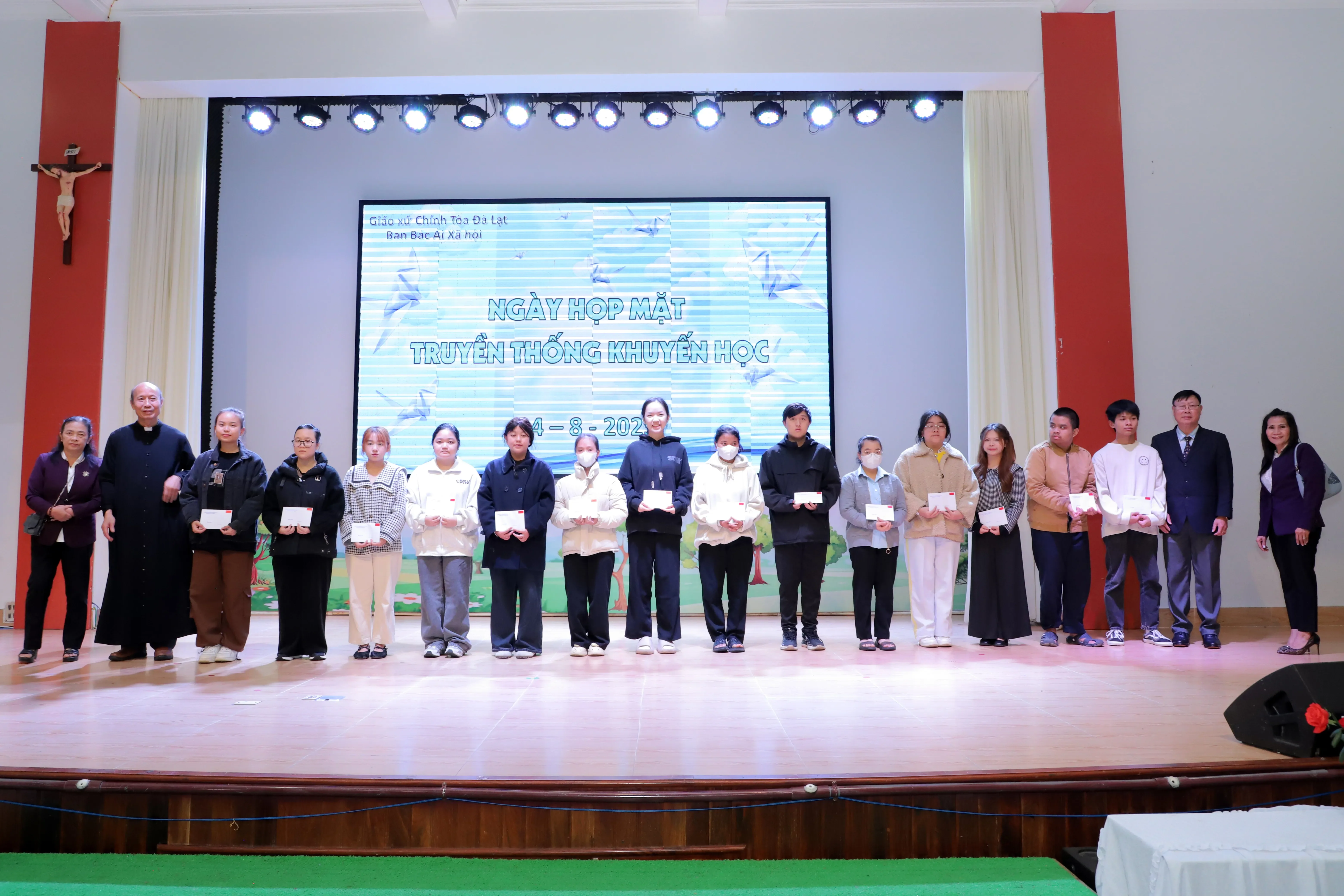 Giáo Xứ Chính Tòa Đà Lạt: Ngày Khuyến Học Trao Gởi Yêu Thương Đến Các Học Sinh, Sinh Viên Vượt Khó