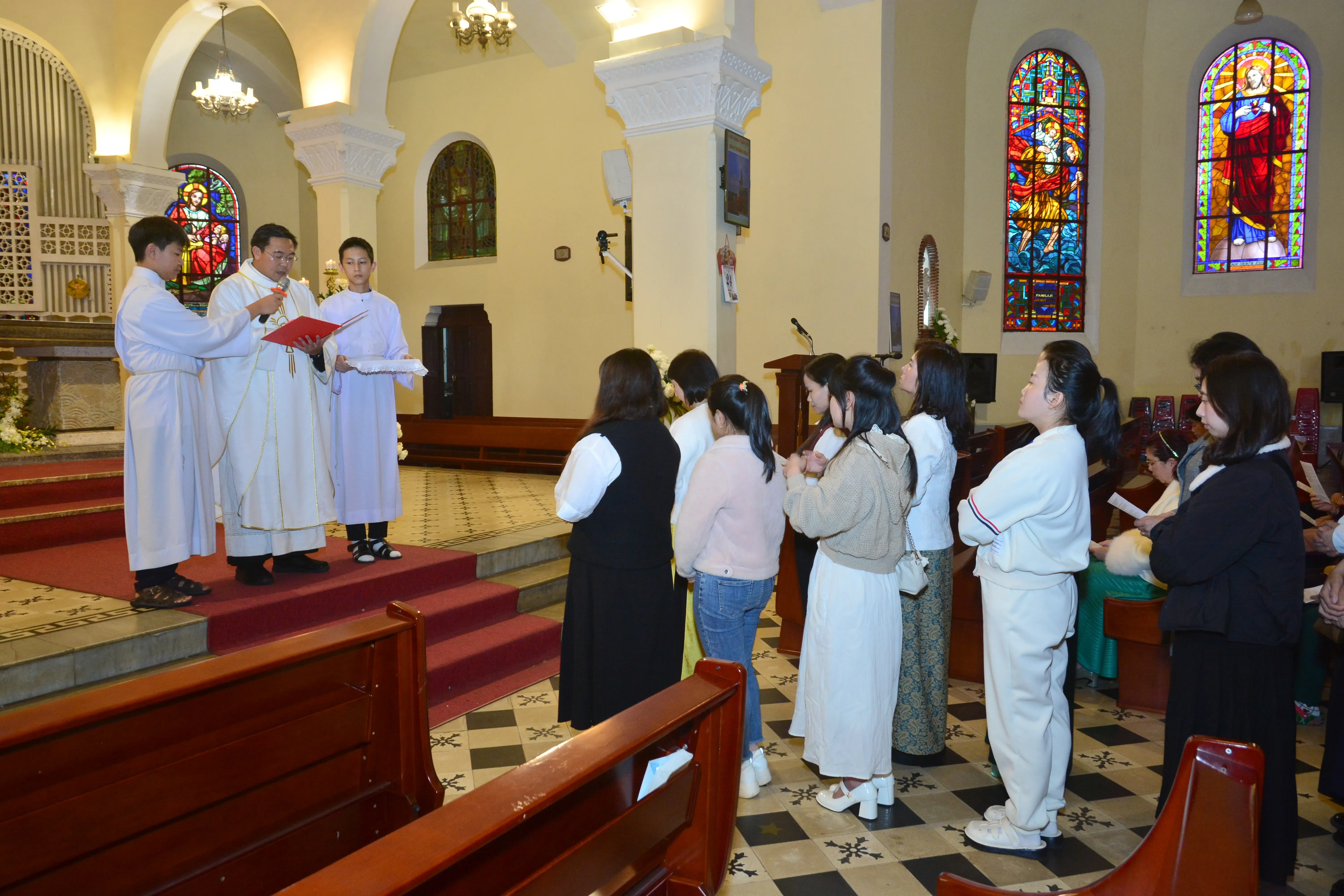 Giáo Xứ Chính Tòa Đà Lạt: Nghi Thức Ghi Danh Chính Thức Và Trao Kinh Dự Tòng Cho 20 Anh Chị Dự Tòng