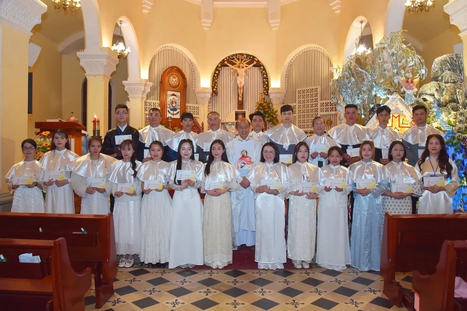 Niềm Vui Giáo Xứ Chính Tòa Đà Lạt Trước Đại Lễ Giáng Sinh: Thêm 21 Anh Chị Em Gia Nhập Hội Thánh