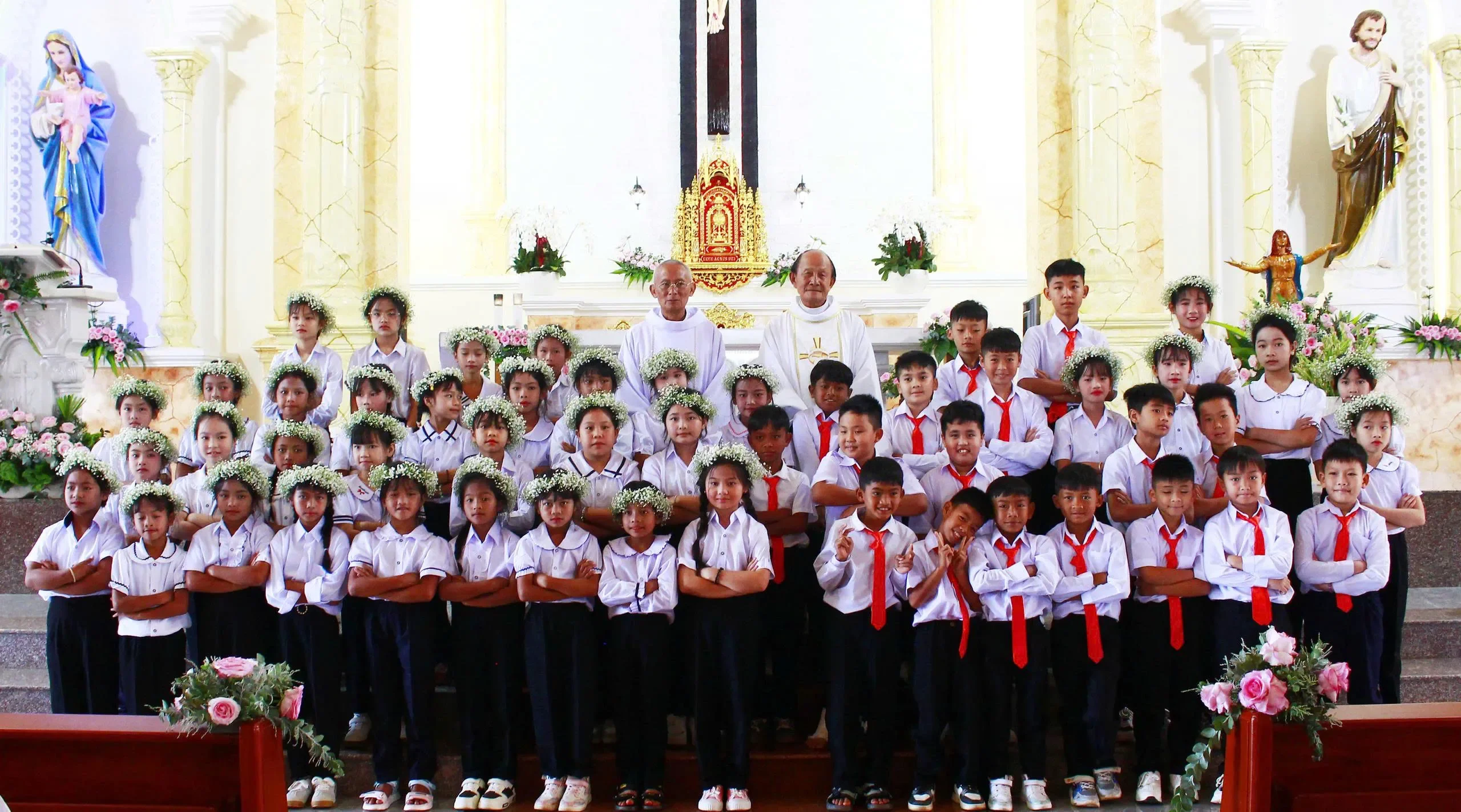 Giáo Xứ Thánh Giuse Làng Hai (Đức Trọng): 52 Thiếu Nhi Rước Lễ Lần Đầu