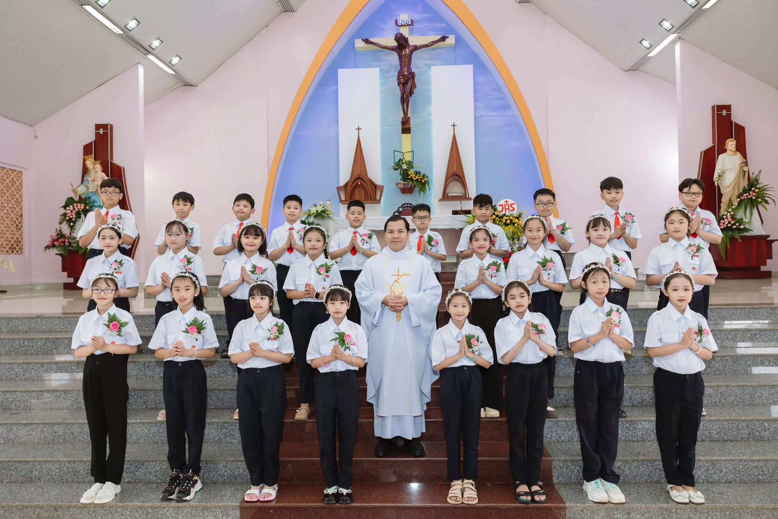 Giáo Xứ Liên Khương (Đức Trọng): 26 Thiếu Nhi Được Rước Chúa Lần Đầu