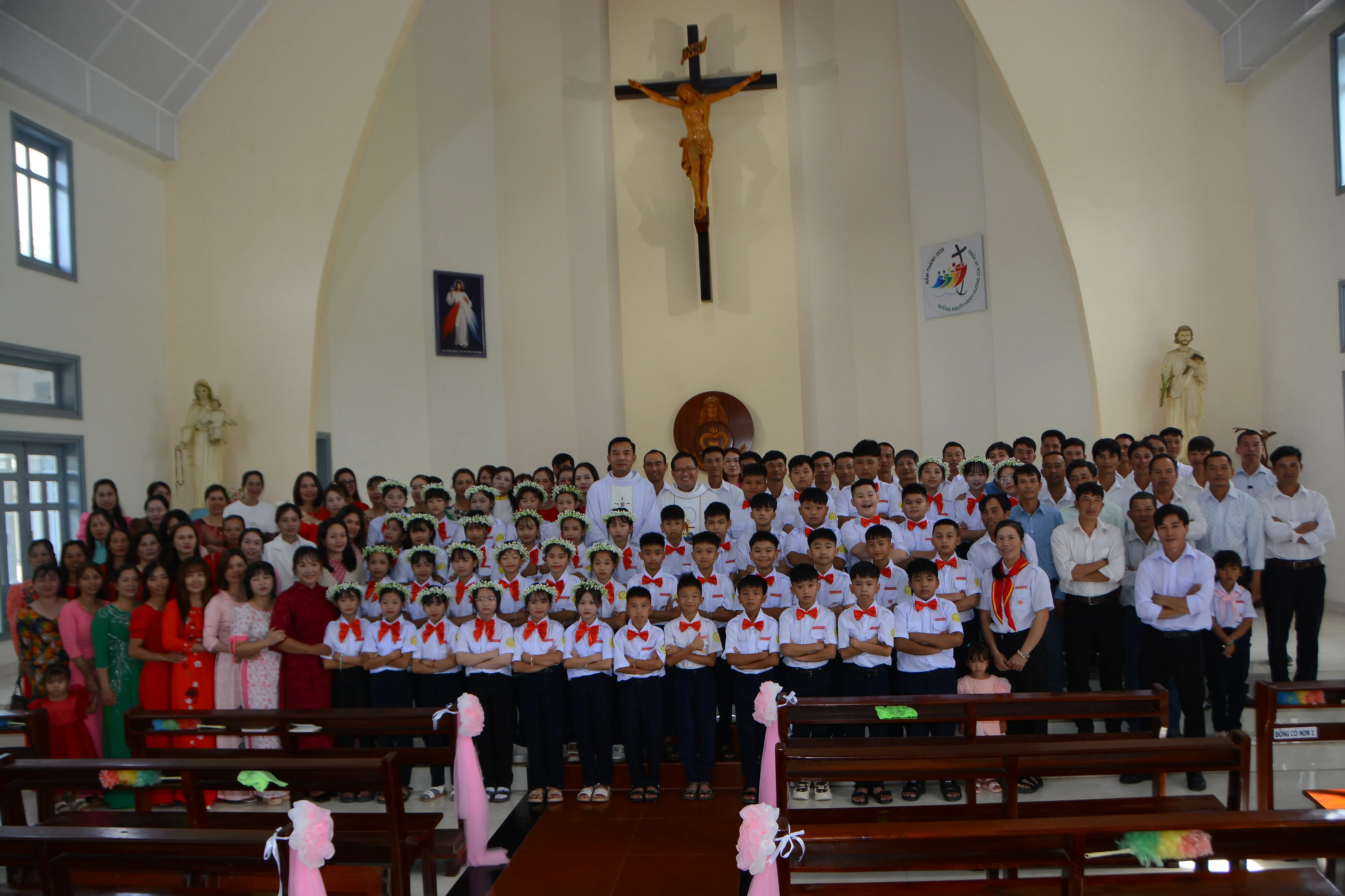 Giáo Xứ Ninh Loan (Đức Trọng): 47 Thiếu Nhi Được Rước Lễ Lần Đầu