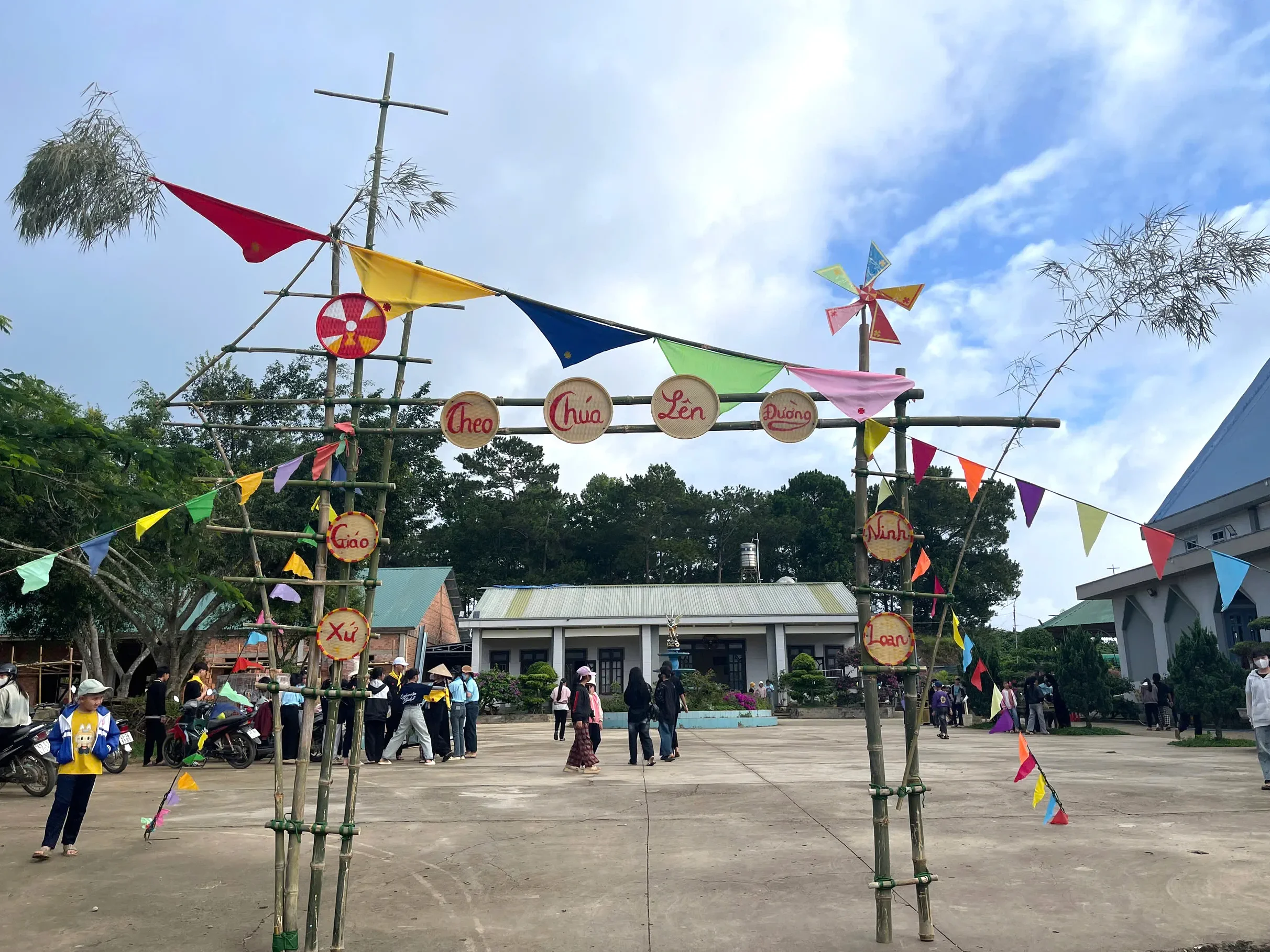 Giáo Xứ Ninh Loan (Đức Trọng): Trại Hè Thiếu Nhi “THEO CHÚA LÊN ĐƯỜNG”