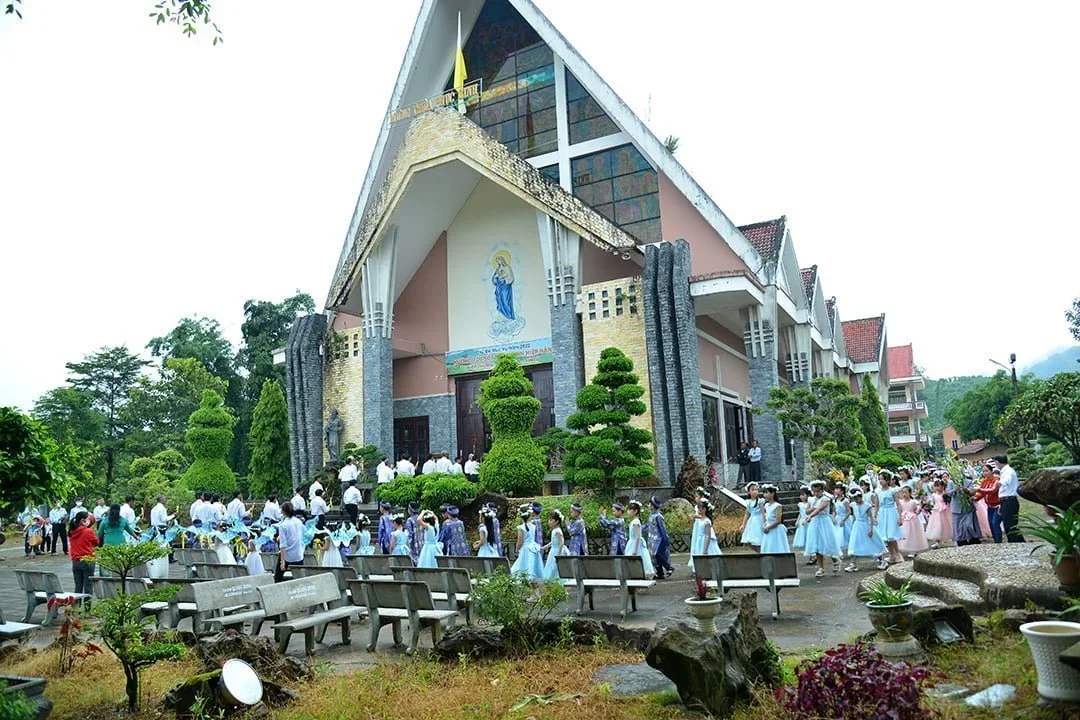 Giáo Xứ Suối Mơ Bế Mạc Tháng Hoa Kính Đức Mẹ