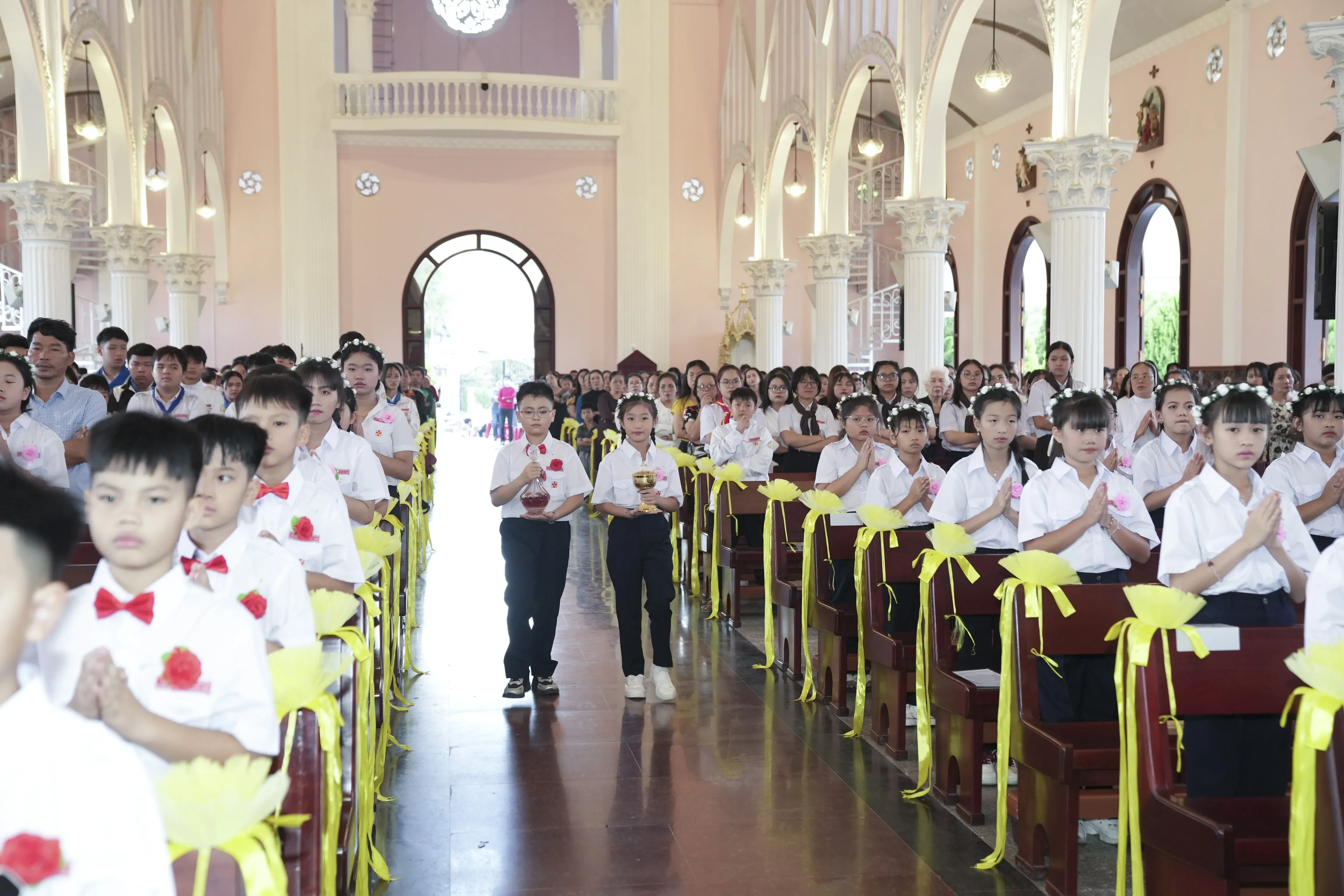 Giáo Xứ Tùng Nghĩa (Đức Trọng): 52 Thiếu Nhi Hân Hoan Rước Lễ Lần Đầu