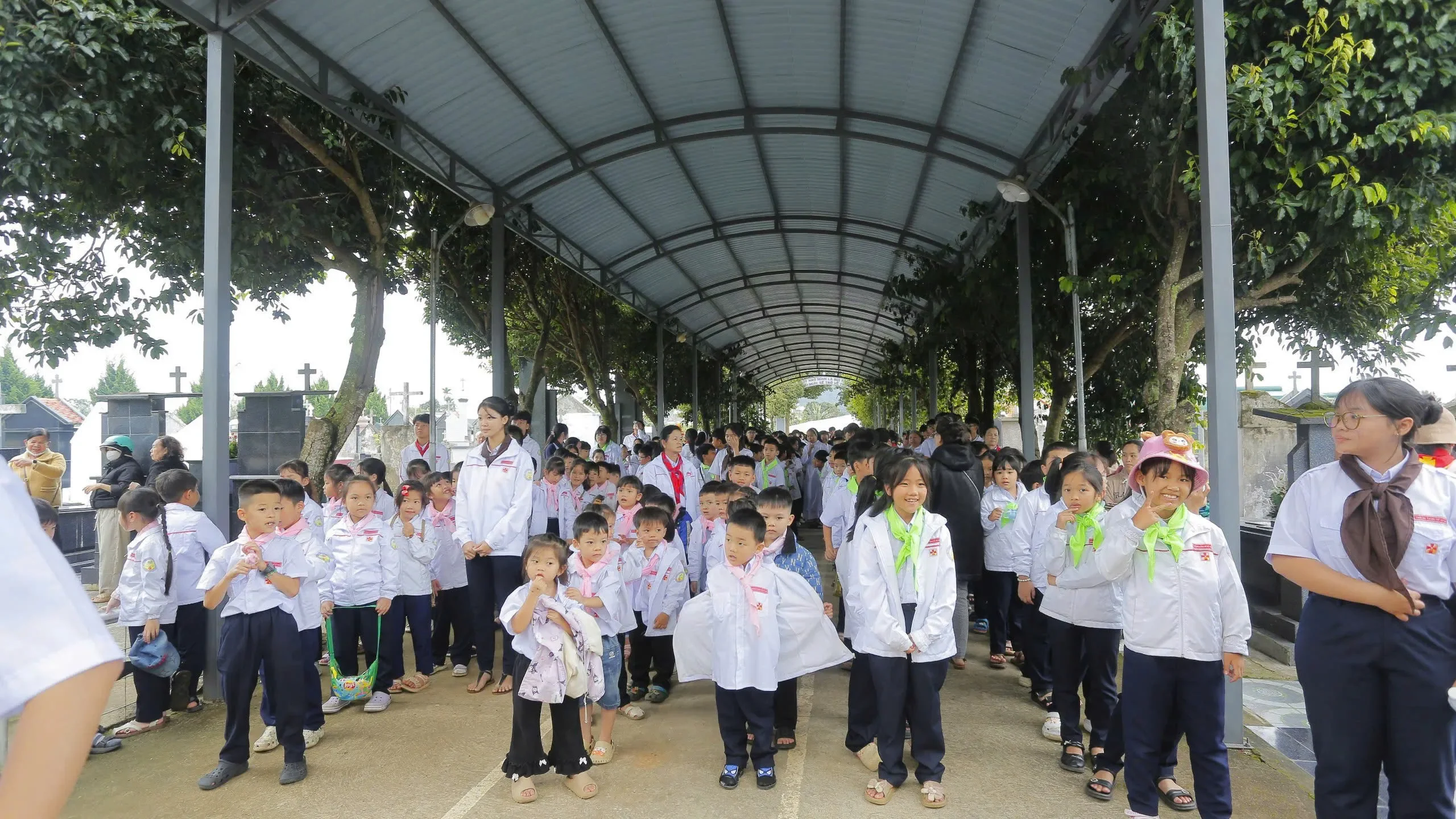 Thiếu Nhi Giáo Xứ Tùng Nghĩa Viếng Nghĩa Trang – Kính Nhớ Ông Bà Tổ Tiên