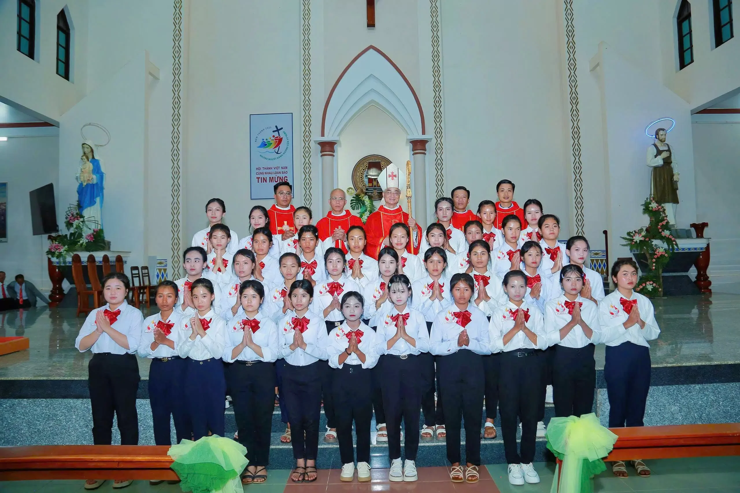 Giáo Xứ Tu Tra – Đơn Dương: Thánh Lễ Ban Bí Tích Thêm Sức