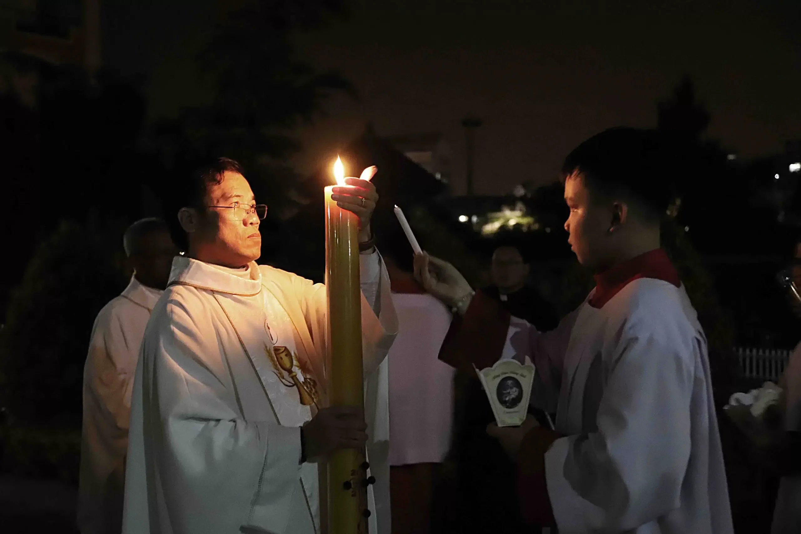 Giáo Xứ Vinh Sơn Đà Lạt: Niềm Vui Đêm Canh Thức Vượt Qua – Thêm 14 Người Gia Nhập Hội Thánh