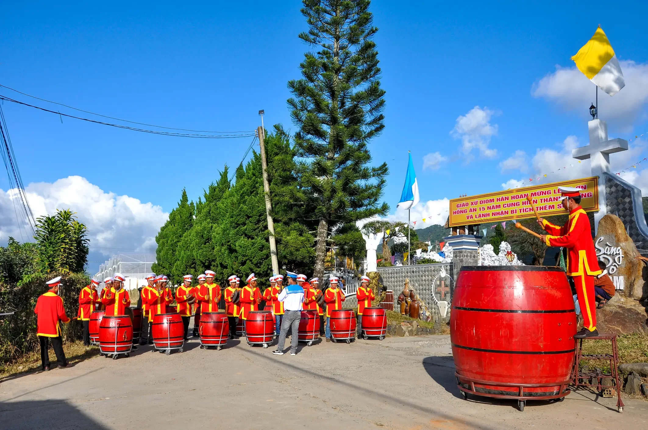 Thánh Lễ Kỷ Niệm 15 Năm Cung Hiến Nhà Thờ Diom Và Ban Bí Tích Thêm Sức