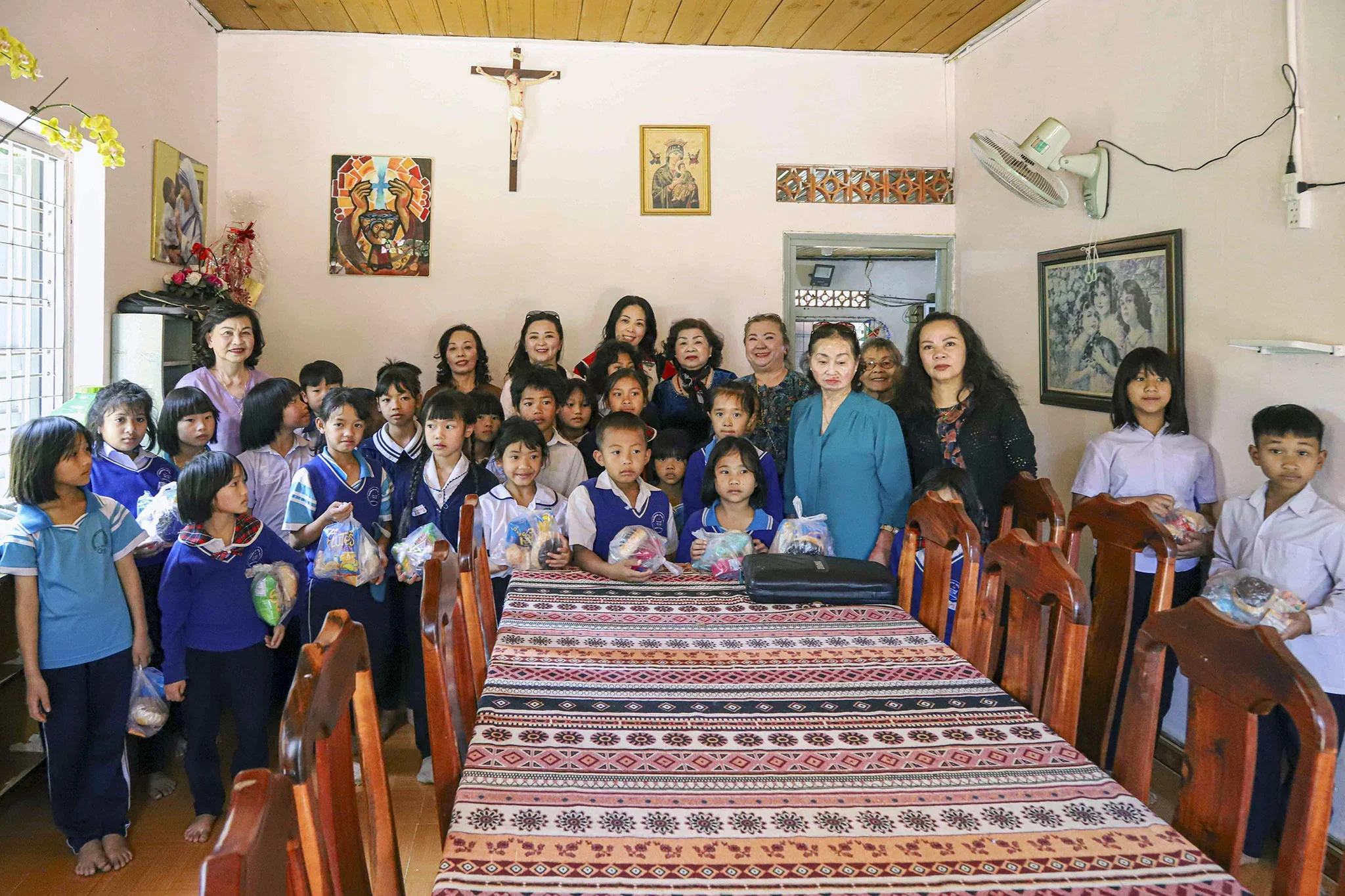 Giới Hiền Mẫu Giáo Sở Don Bosco Đà Lạt Chia Sẻ Yêu Thương Mùa Chay Thánh