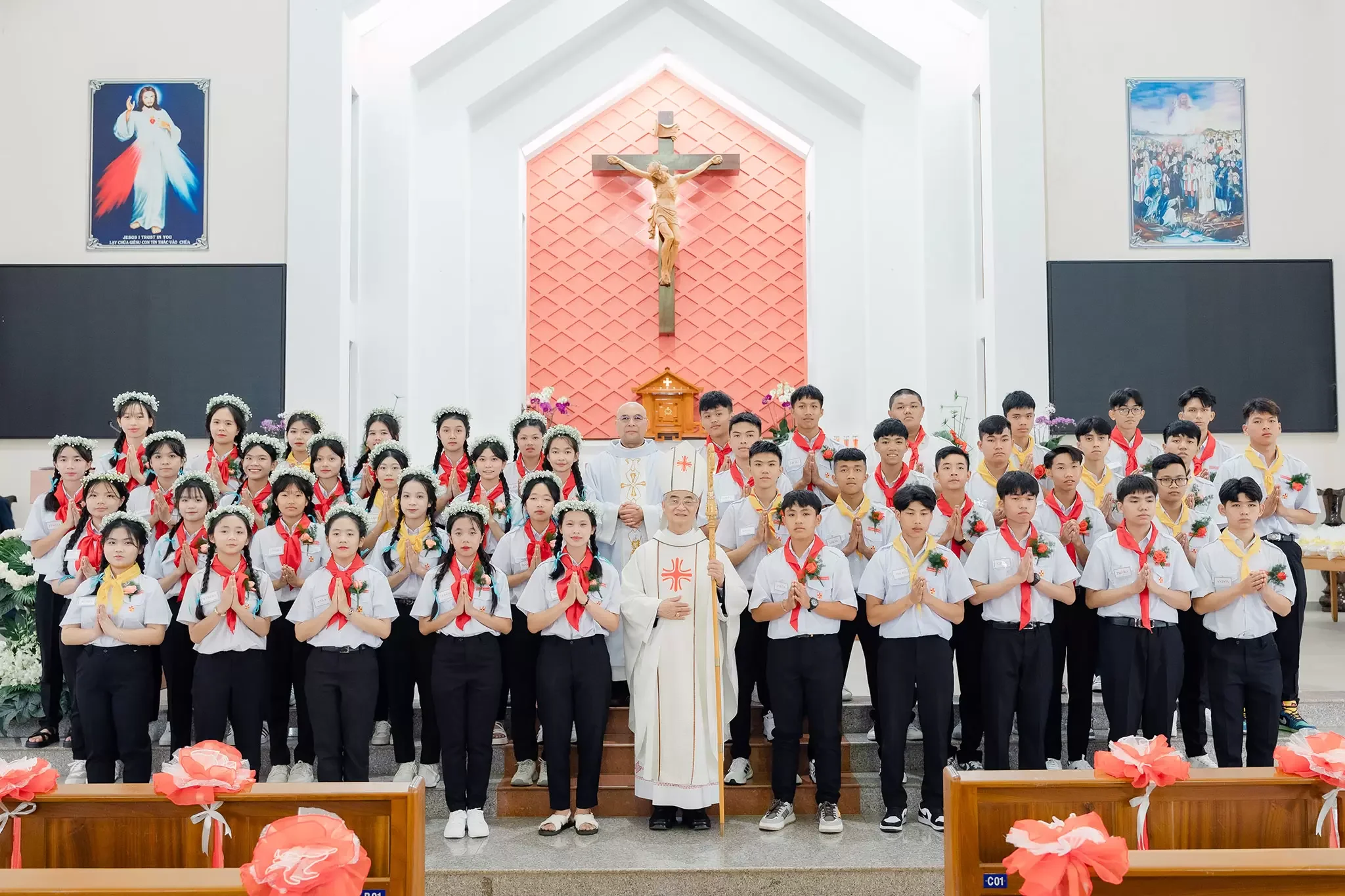 Đức Cha Đaminh ban Bí Tích Thêm Sức tại Giáo Xứ Hòa Phát (Bảo Lộc)