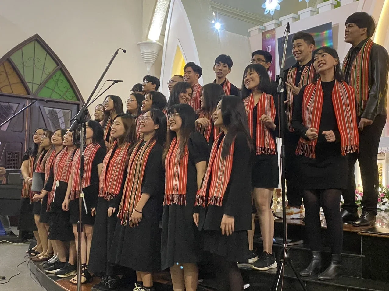 Hát Mừng Giáng Sinh Gây Quỹ Giúp Trẻ Em Nghèo