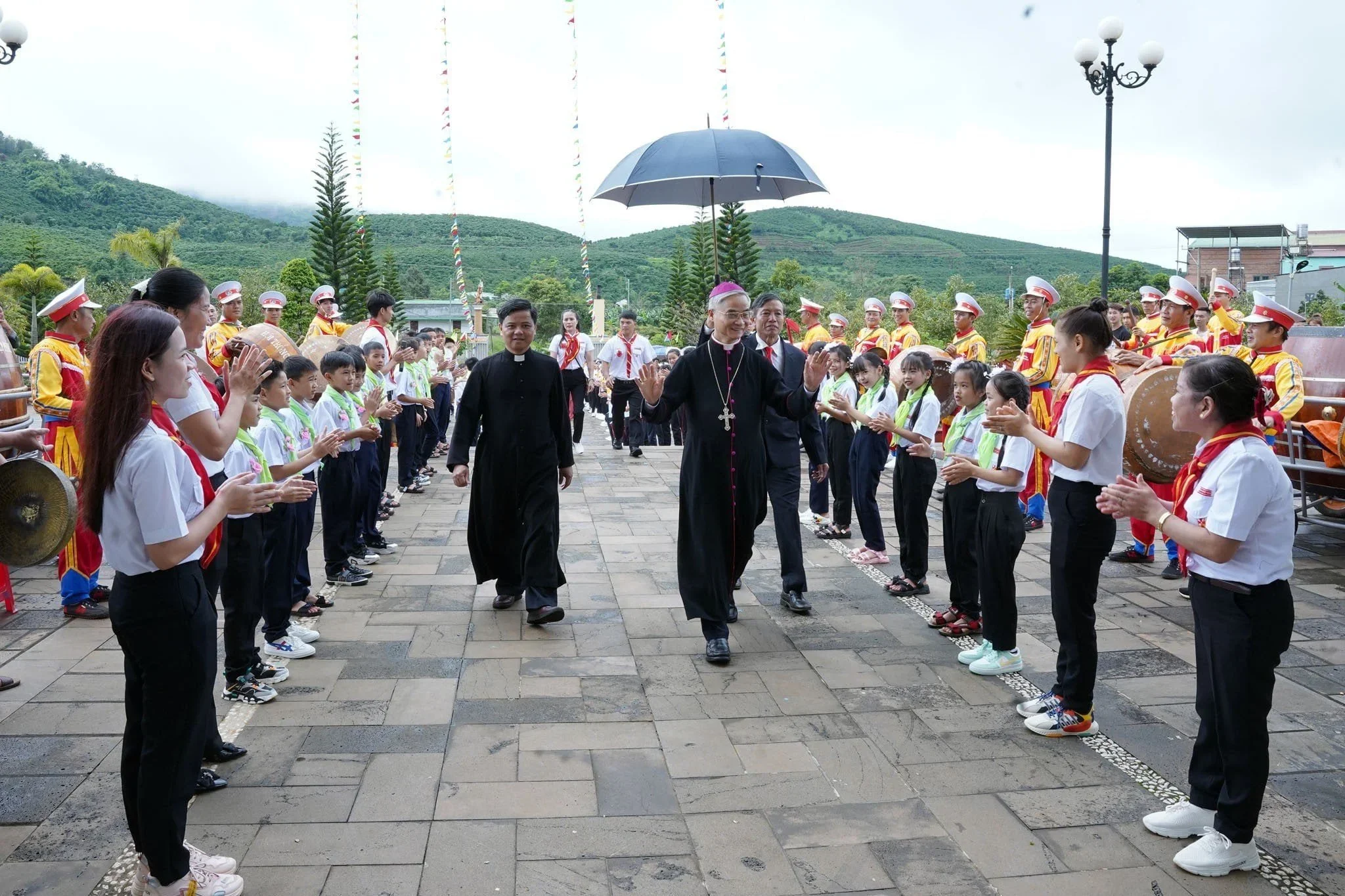 Đức Cha Đaminh Ban Bí Tích Thêm Sức Tại Giáo Xứ Hiệp Phát (Bảo Lộc)