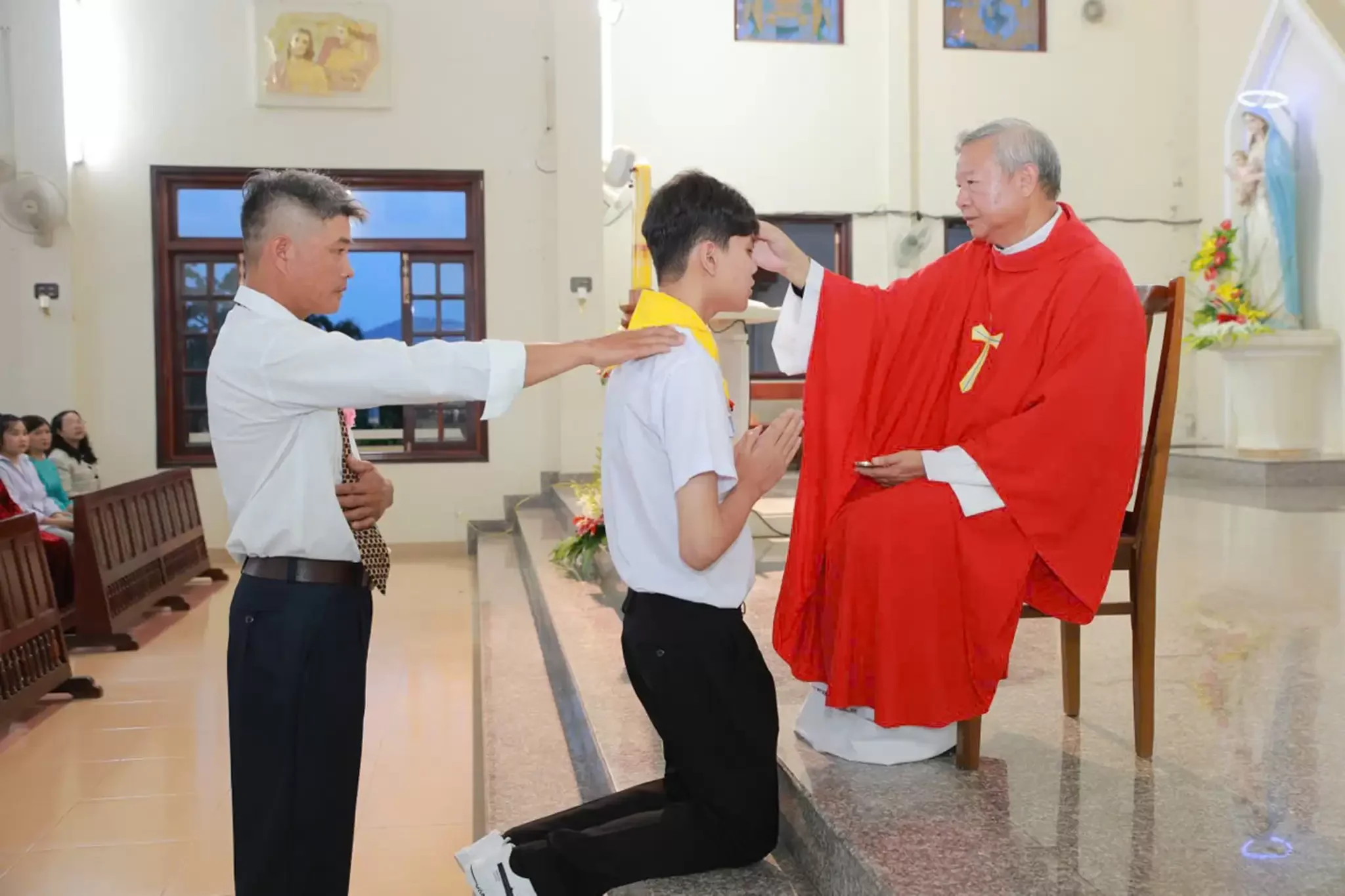 Cha Tổng Đại Diện Ban Bí Tích Thêm Sức Tại Giáo Xứ Kim Phát, Đức Trọng