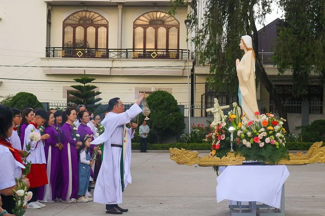 Bế Mạc Tháng Hoa Tại Giáo Xứ Lạc Lâm – Giáo Hạt Đơn Dương