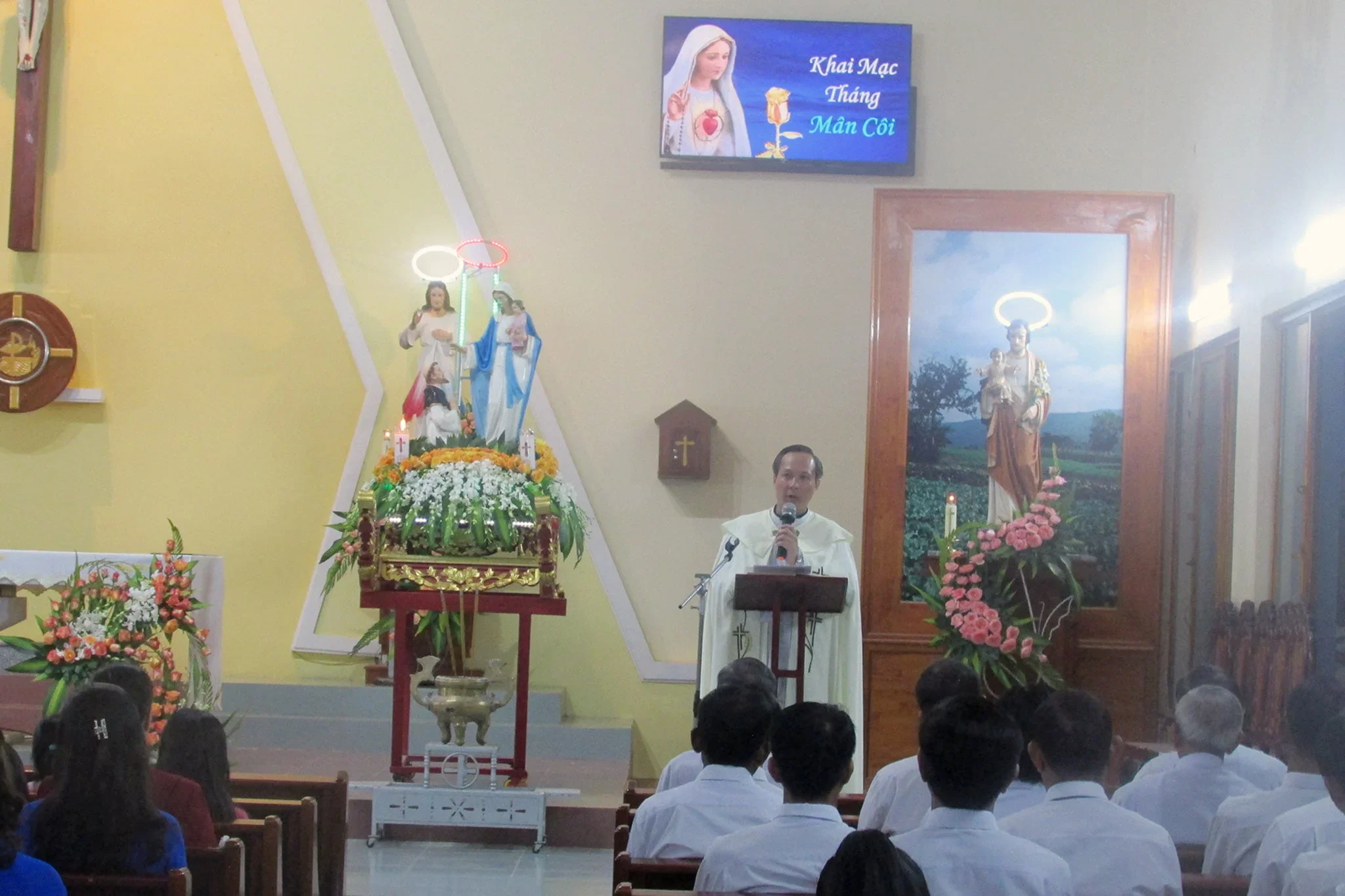 Giáo Xứ Lạc Sơn (Đơn Dương) Khai Mạc Tháng Mân Côi Kính Đức Mẹ