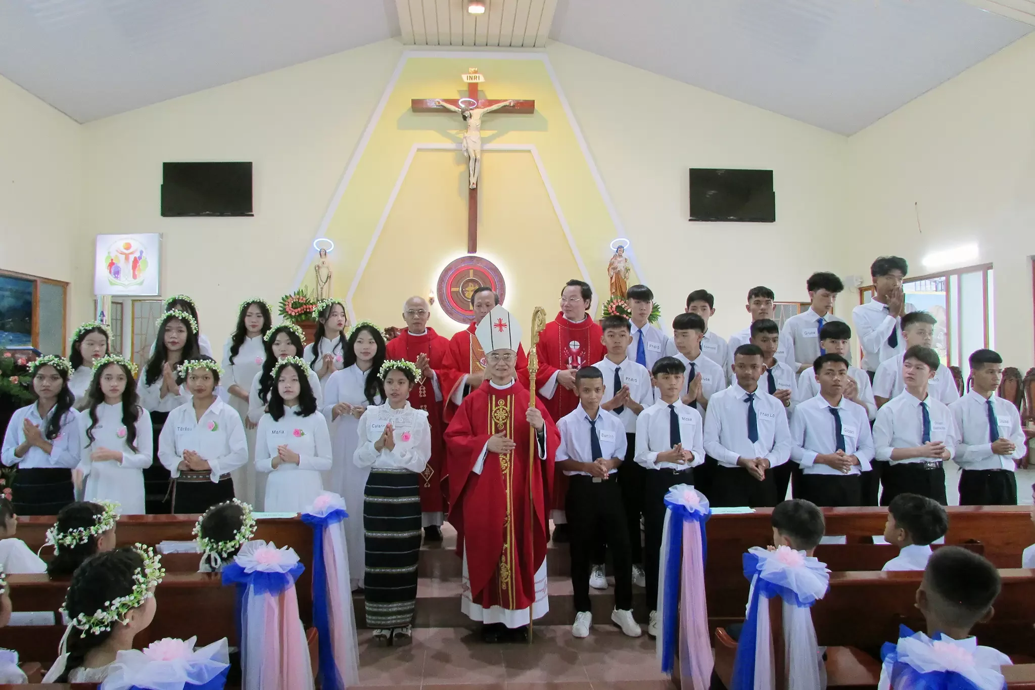Đức Cha Đaminh Ban Bí Tích Thêm Sức Và Cho Các Em Rước Lễ Lần Đầu Tại Giáo Xứ Lạc Sơn Đơn Dương