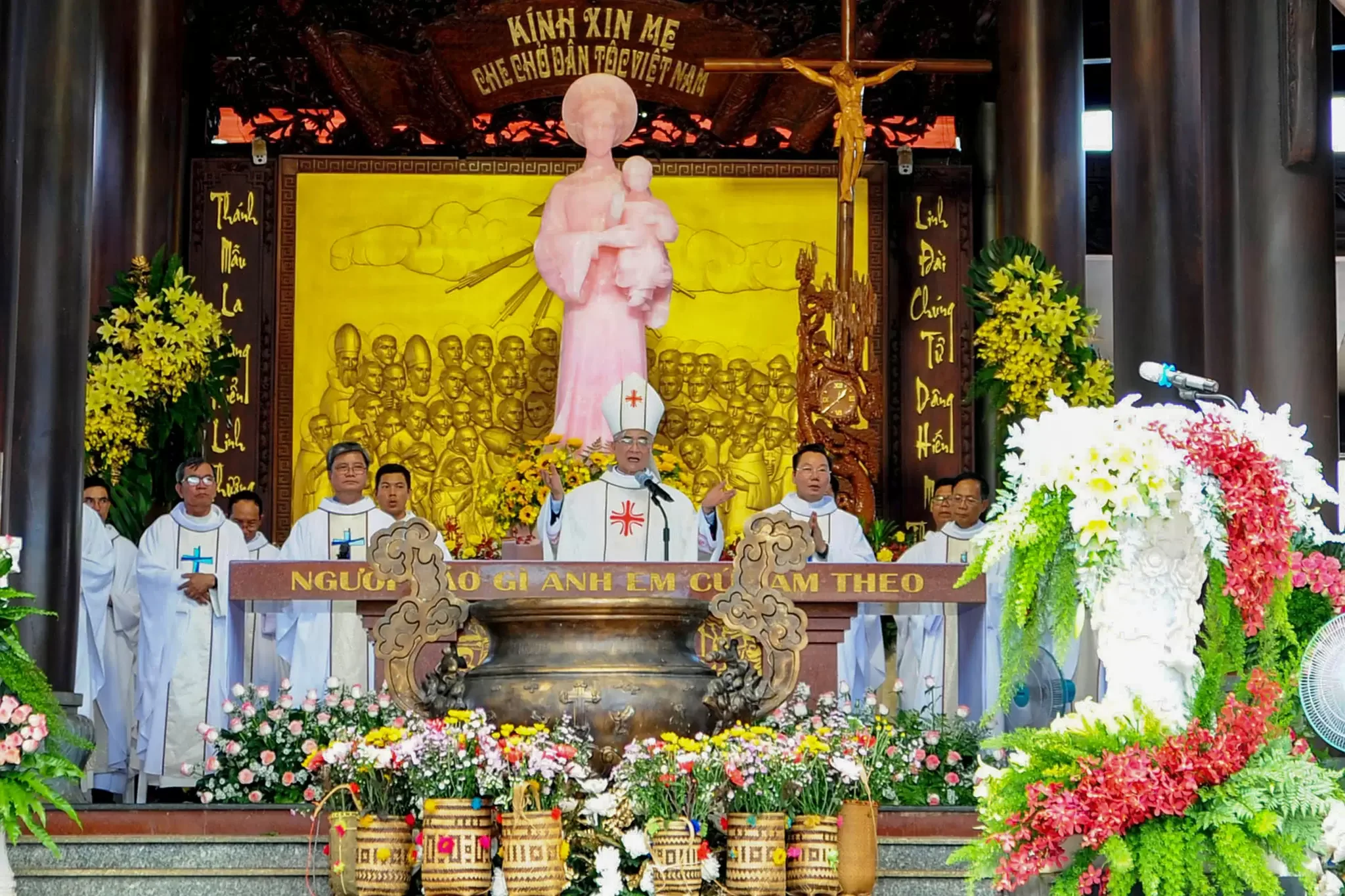 Trung Tâm Thánh Mẫu La Vang Bảo Lộc: Đức Cha Giáo Phận Dâng Lễ Hành Hương Ngày 13/5 và Tham Dự Dâng Hoa Kính Mẹ