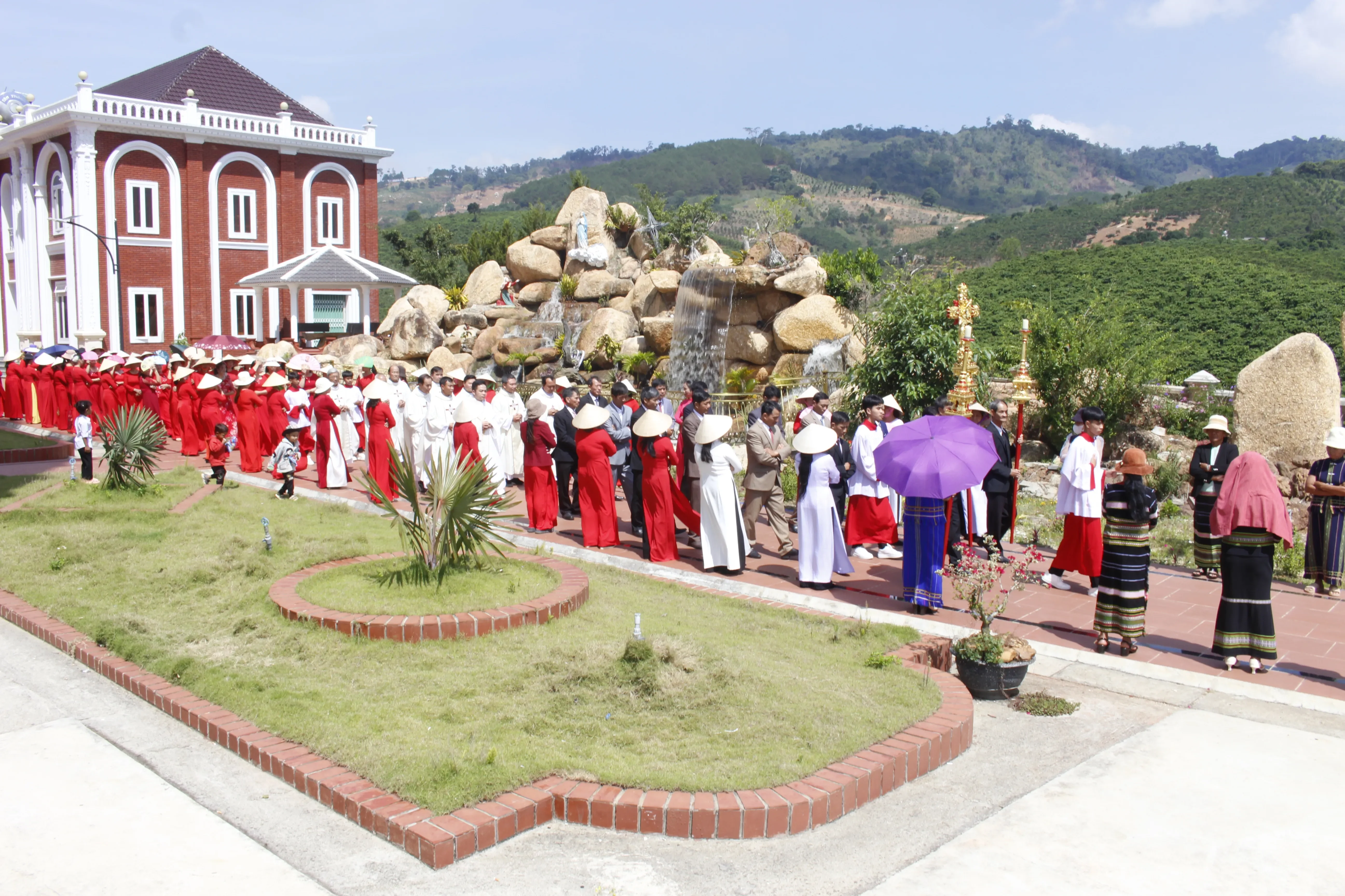 Giáo Xứ Thánh Giuse Làng Hai (Đức Trọng): Kỷ Niệm Một Năm Cung Hiến Nhà Thờ