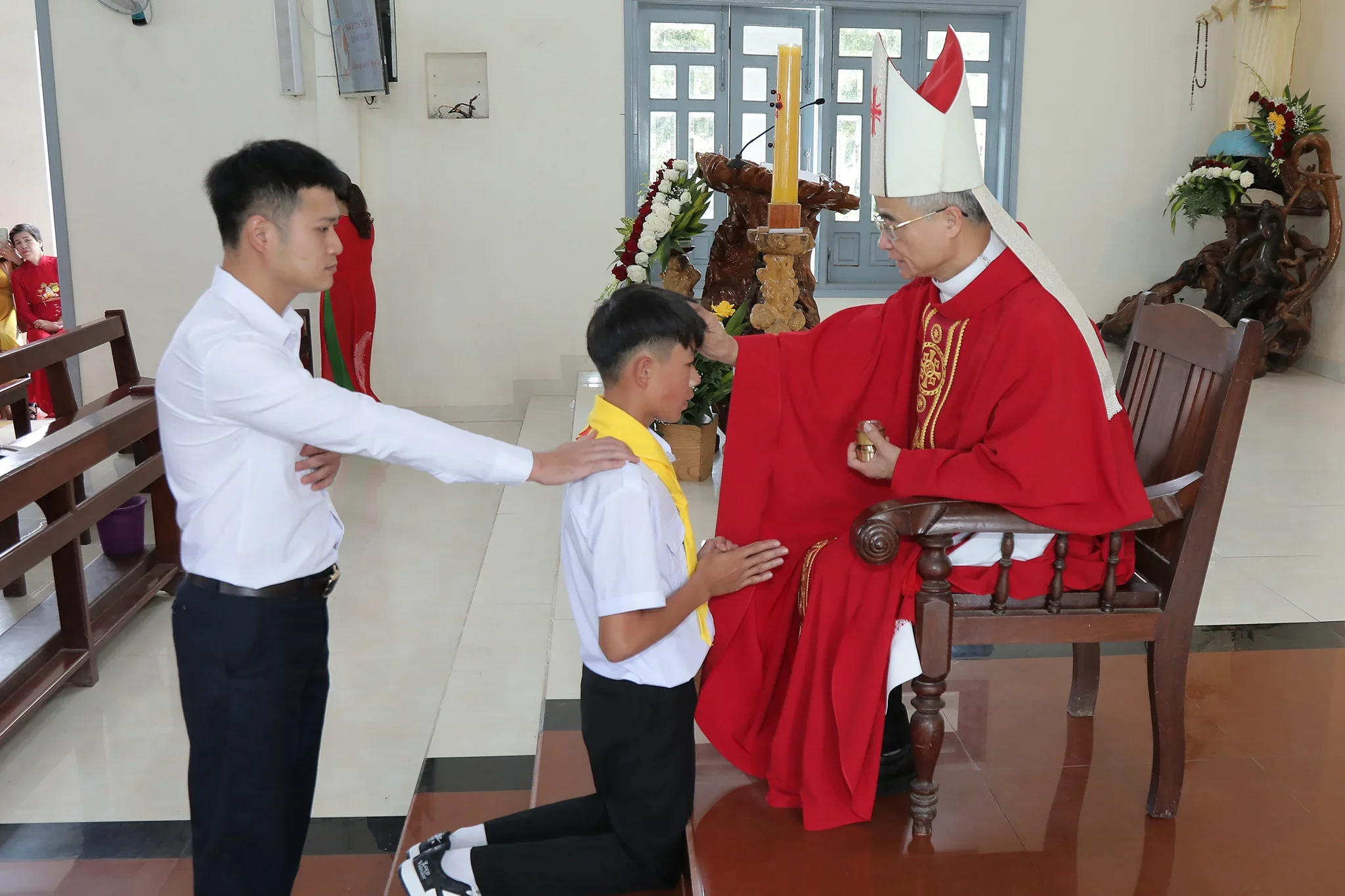 Đức Cha Đaminh ban Bí tích Thêm Sức tại Giáo xứ Ninh Loan – Giáo hạt Đức Trọng