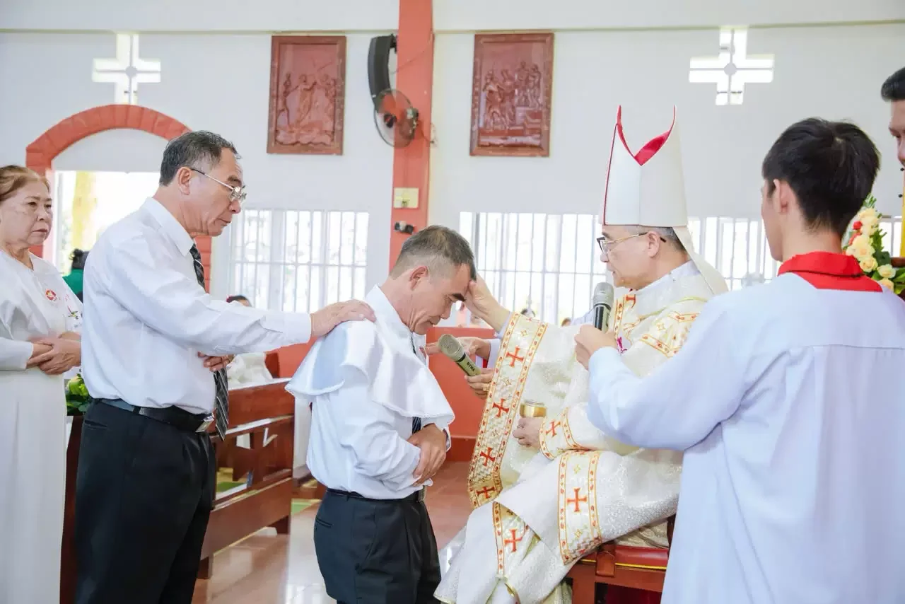 Giáo Xứ Nam Phương (Bảo Lộc): Thánh Lễ Ban Các Bí Tích Khai Tâm Cho Dự Tòng Và Bí Tích Thêm Sức Cho Các Em Thiếu Nhi