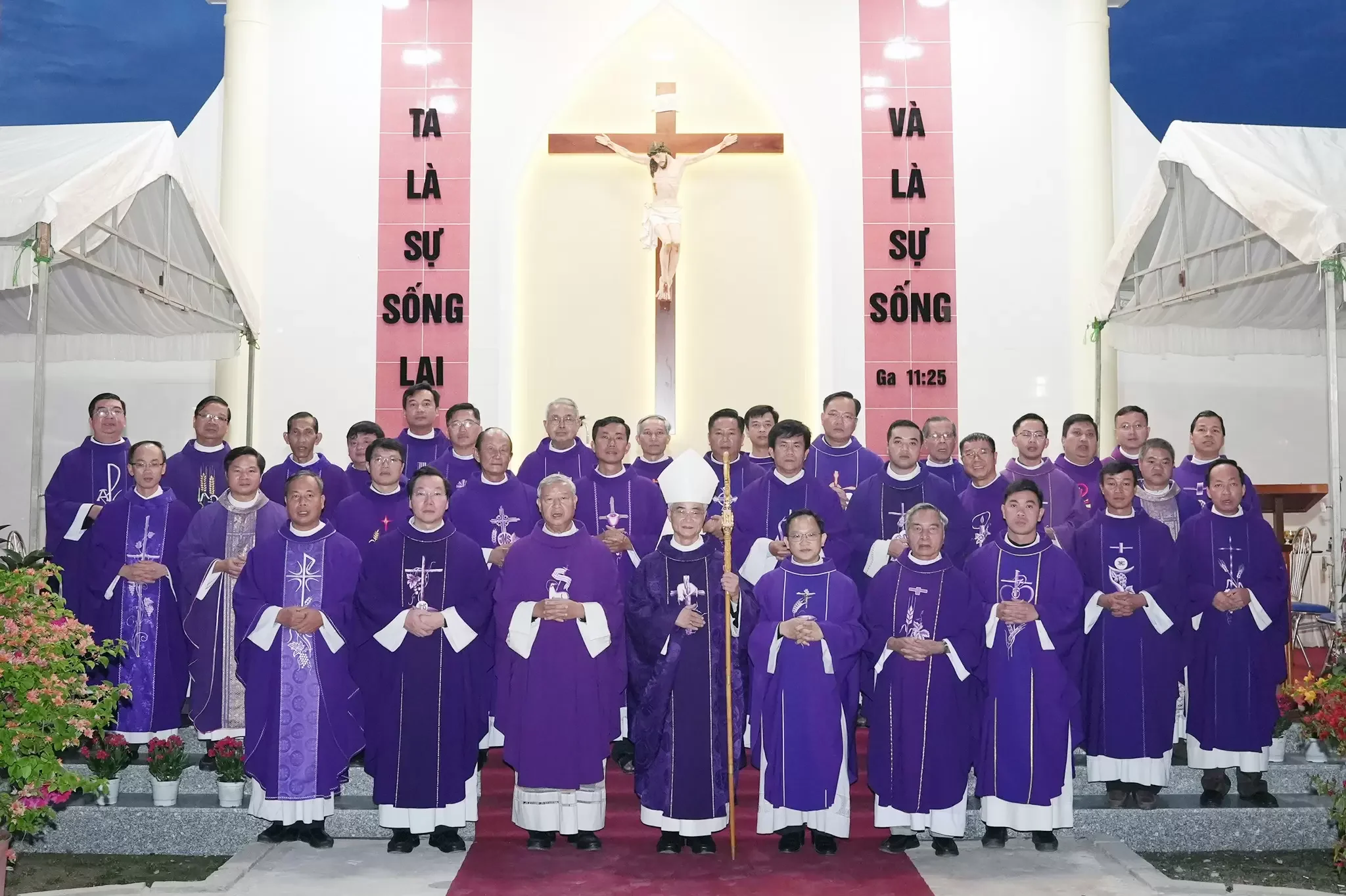 Thánh lễ cầu nguyện cho các Linh mục đã qua đời và làm phép Bàn thờ nghĩa trang Linh mục Giáo phận ở An Hoà (Đức Trọng)