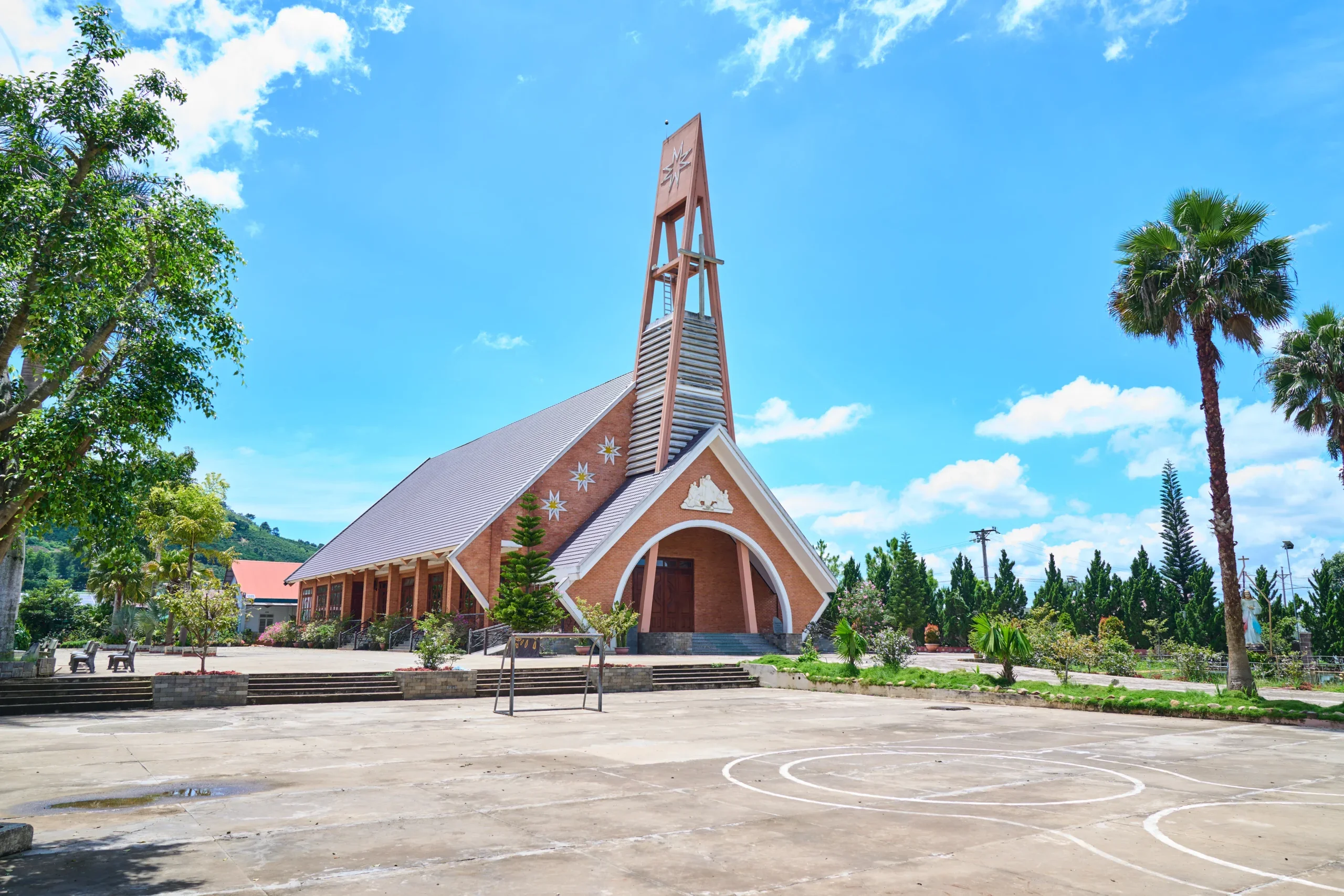 Giới Thiệu Hình Ảnh Nhà Thờ Gần Reo – Đức Trọng