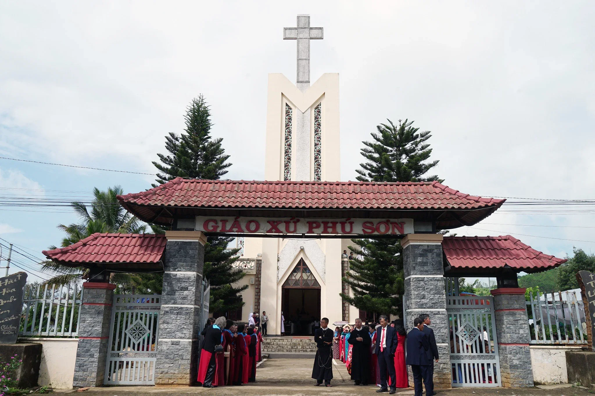 Thánh Lễ Ban Bí Tích Thêm Sức Tại Giáo Xứ Phú Sơn – Giáo Hạt Đức Trọng