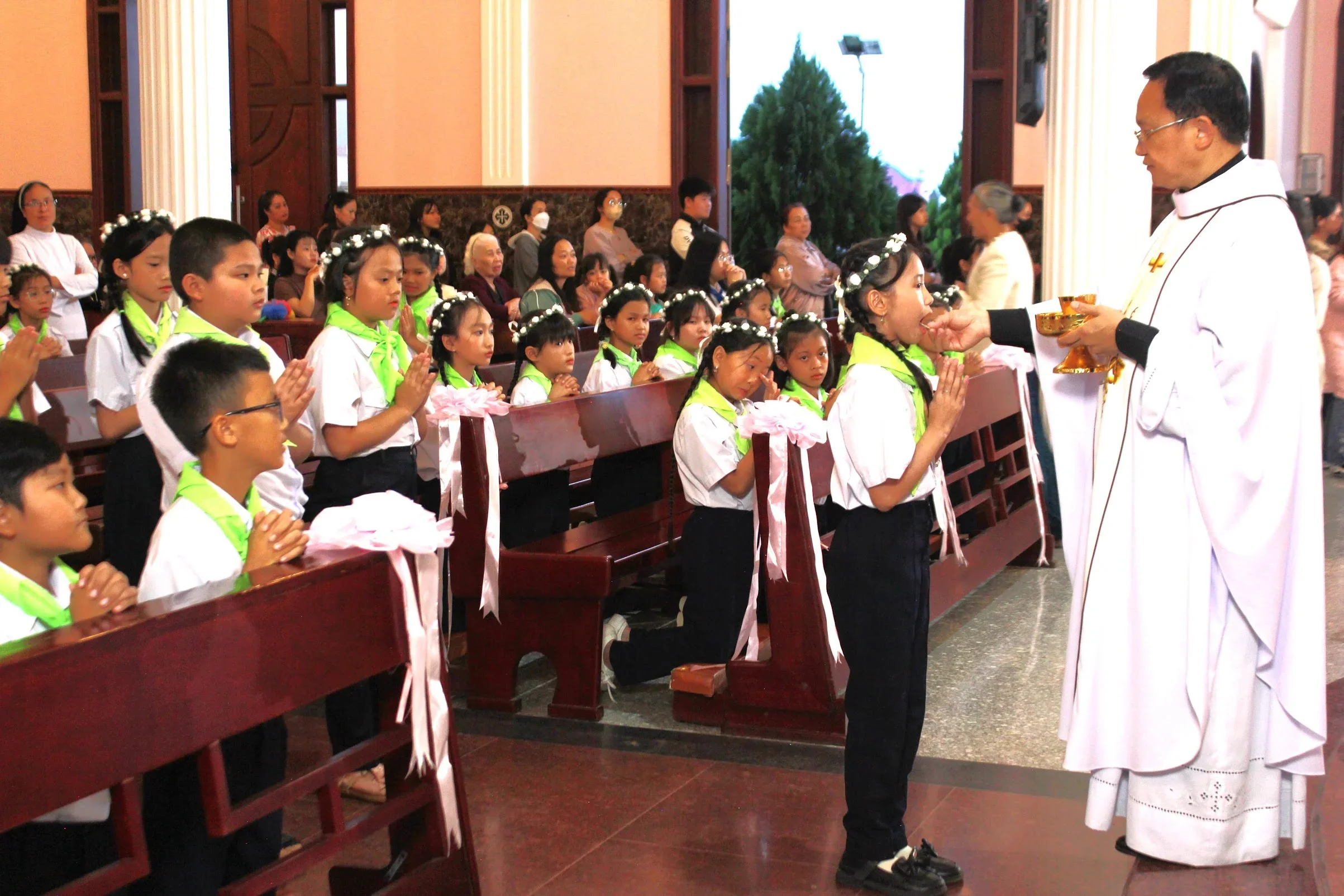 54 Em Thiếu Nhi Giáo Xứ Tùng Nghĩa Được Rước Lễ Lần Đầu
