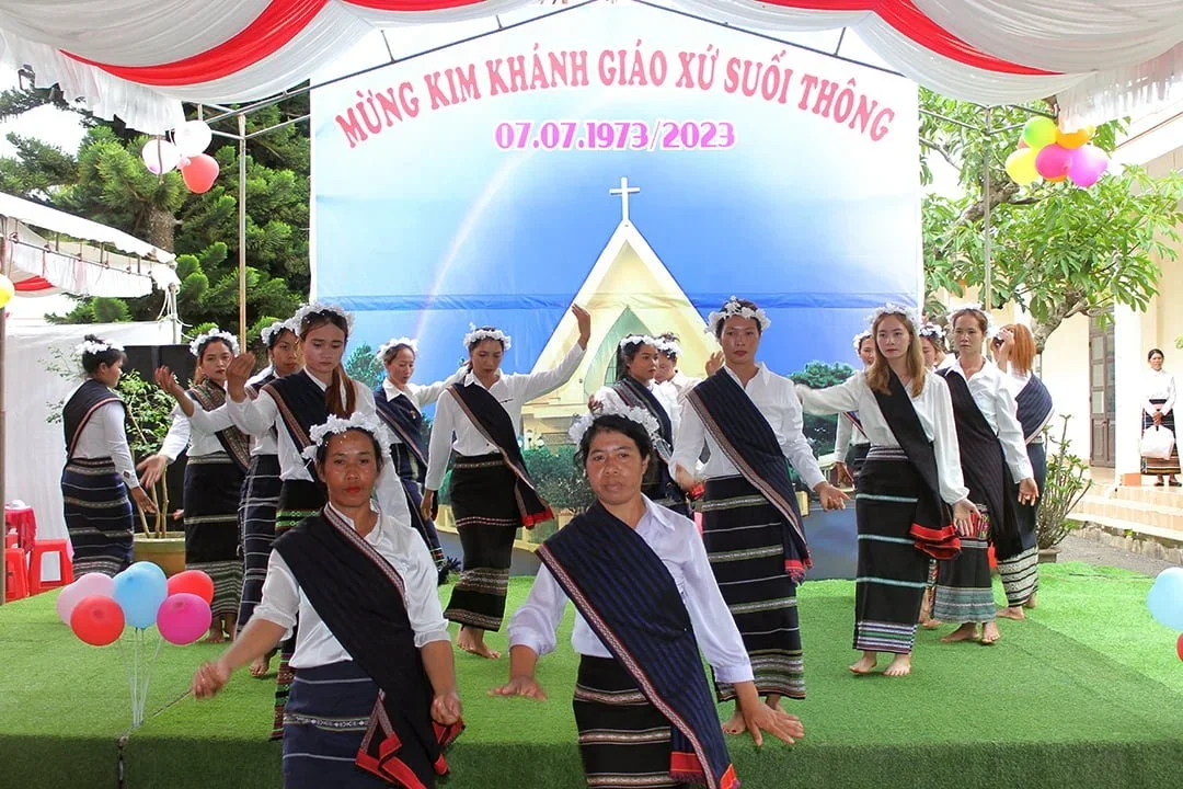 Giáo xứ Suối Thông (Đơn Dương): Đức Cha Ban Bí Tích Thêm Sức Nhân Dịp Kỷ Niệm 50 Năm Thành Lập Giáo Xứ