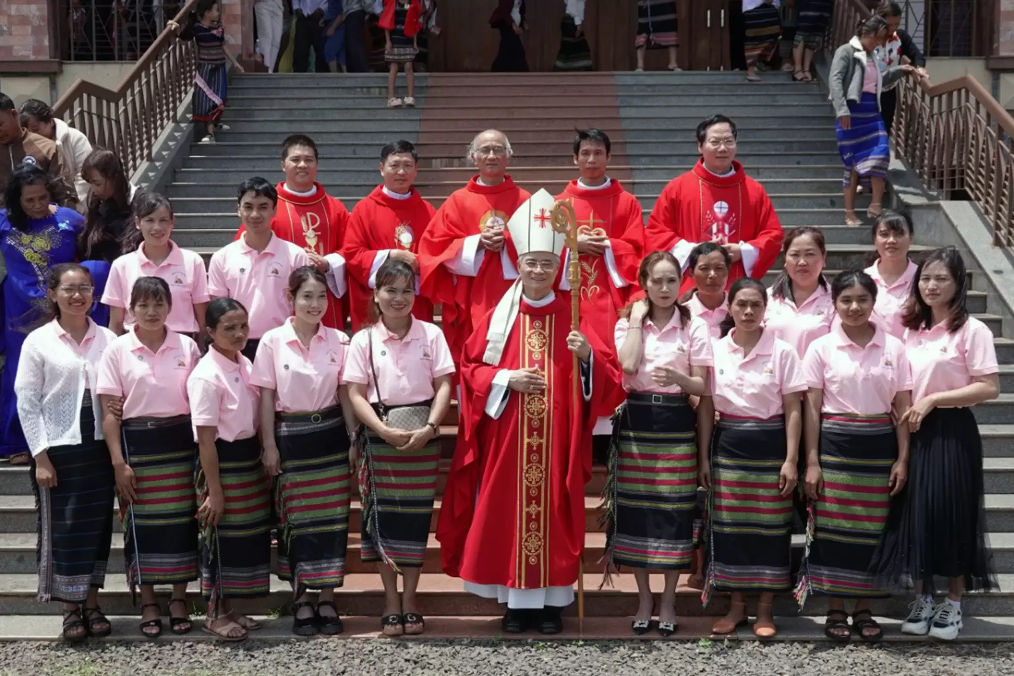 Đức Cha Đaminh Ban Bí Tích Thêm Sức Tại Giáo Xứ Tam Bố (Di Linh)