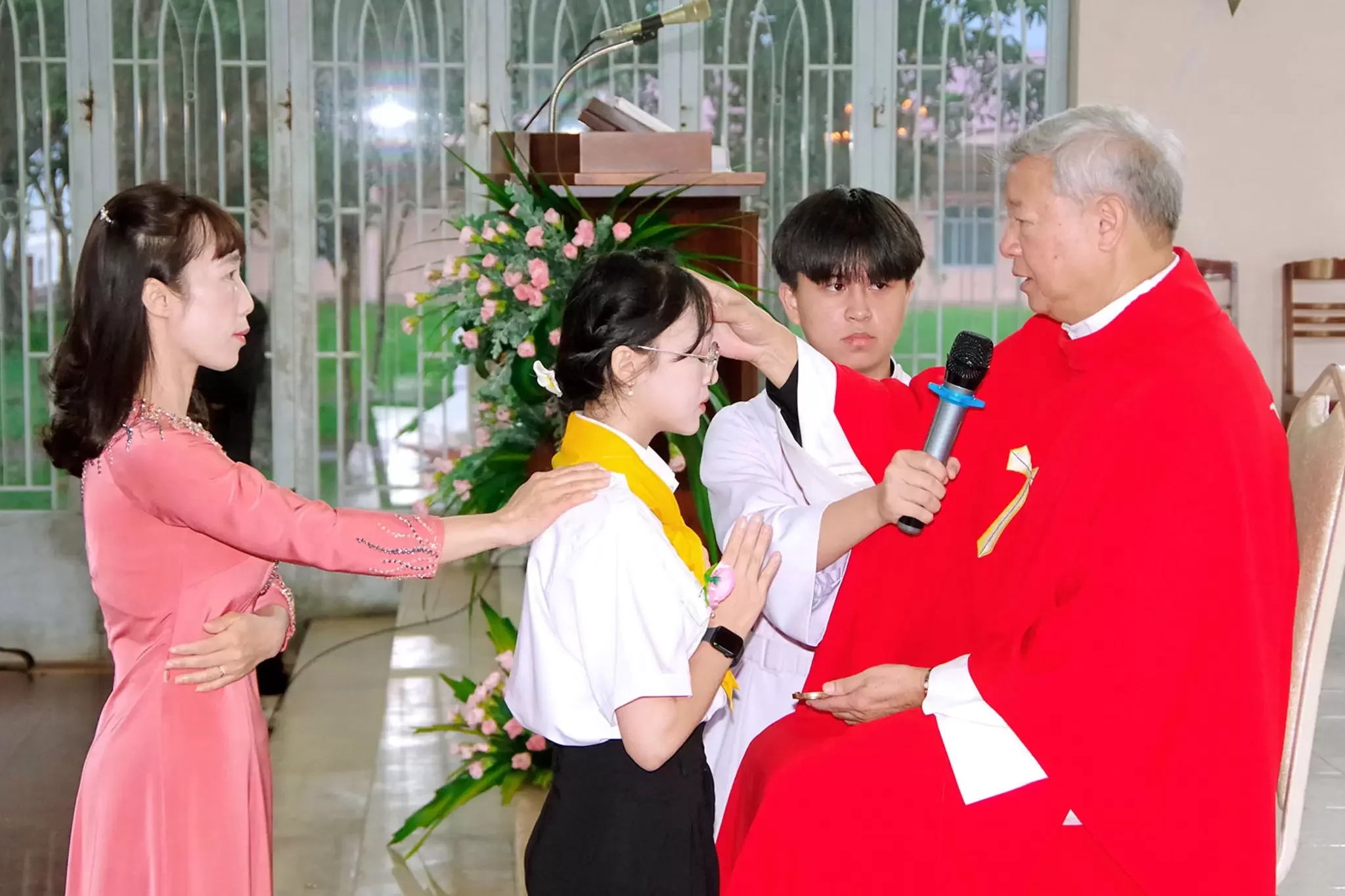 Cha Tổng Đại Diện Ban Bí Tích Thêm Sức Tại Giáo Xứ Tân Hà (Bảo Lộc)