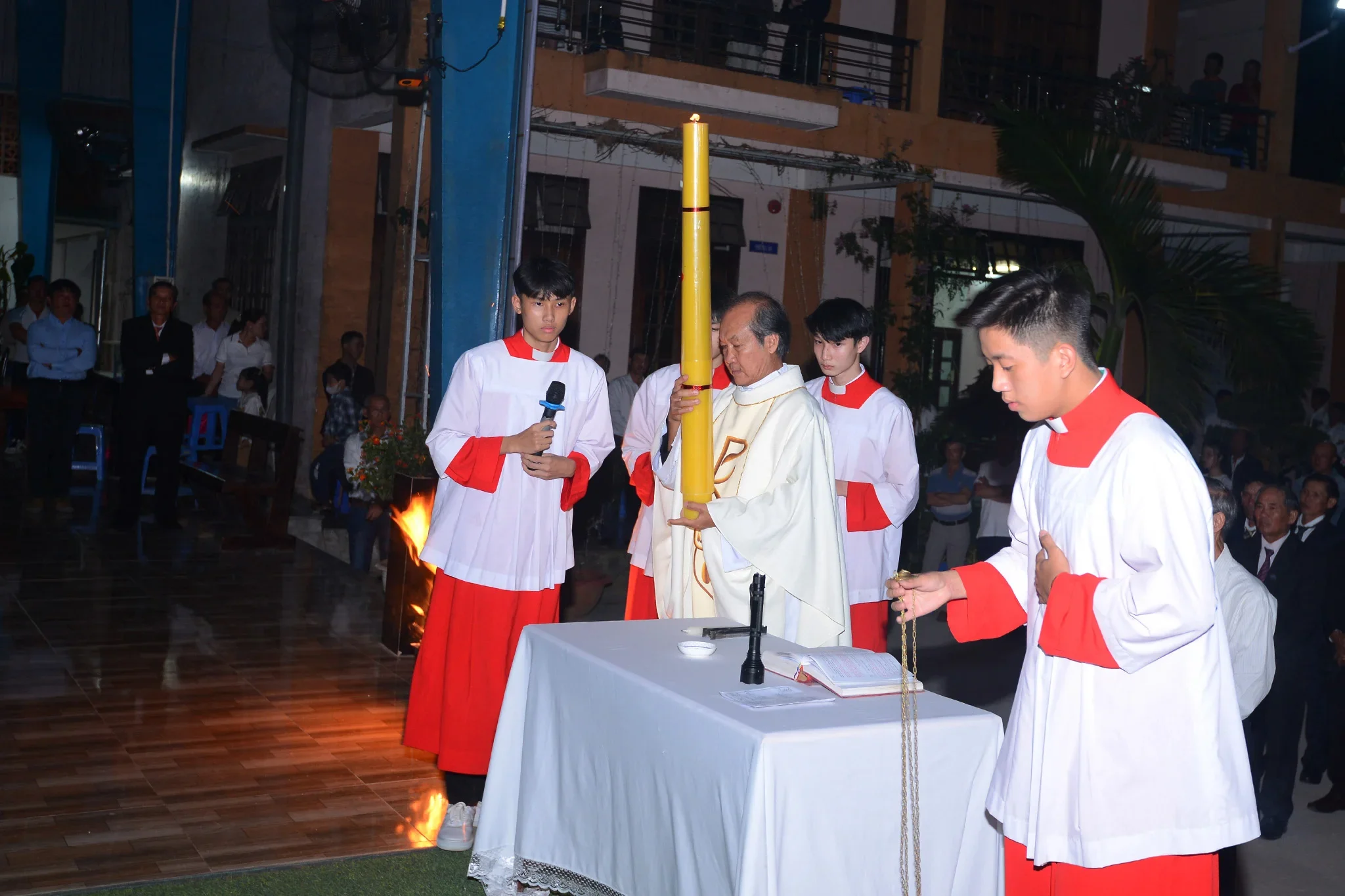 Đêm Canh Thức Vọng Phục Sinh Tại Giáo Xứ Tân Hóa (Bảo Lộc)