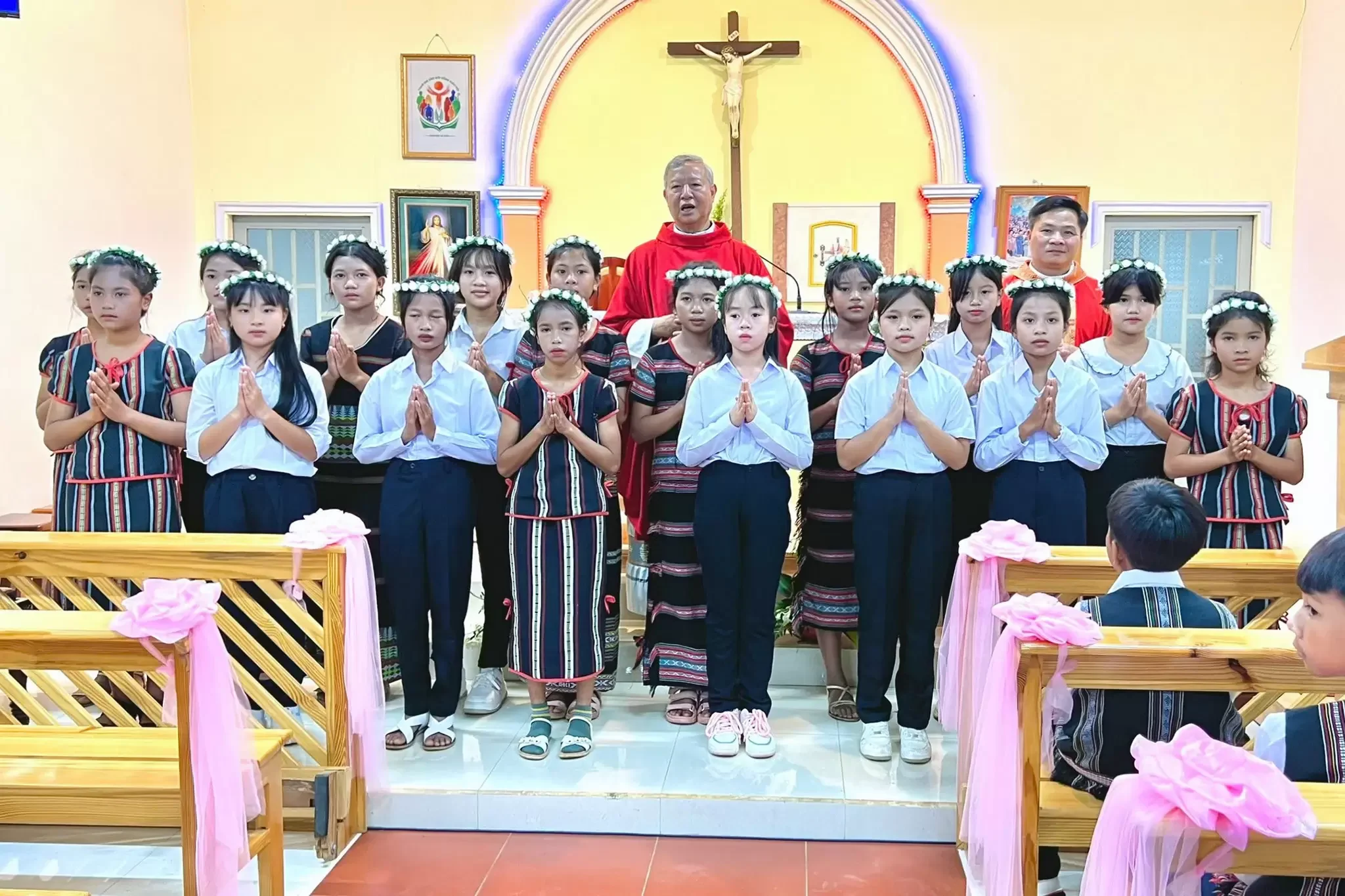 Cha Tổng Đại Diện Ban Bí Tích Thêm Sức Và Cho Rước Lễ Lần Đầu Tại Giáo Xứ Tân Thành, Đức Trọng