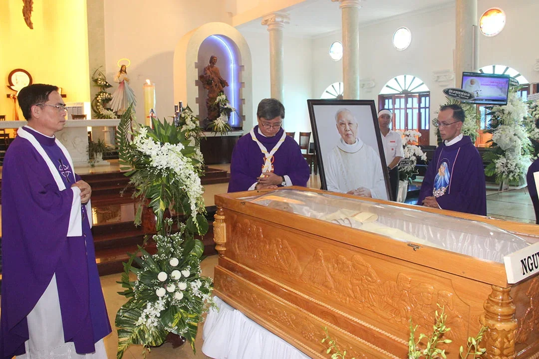 Liên Đoàn Thiếu Nhi Thánh Thể Giáo Phận Đà Lạt Kính Viếng Cha Cố Giuse Nguyễn Hữu Duyên.