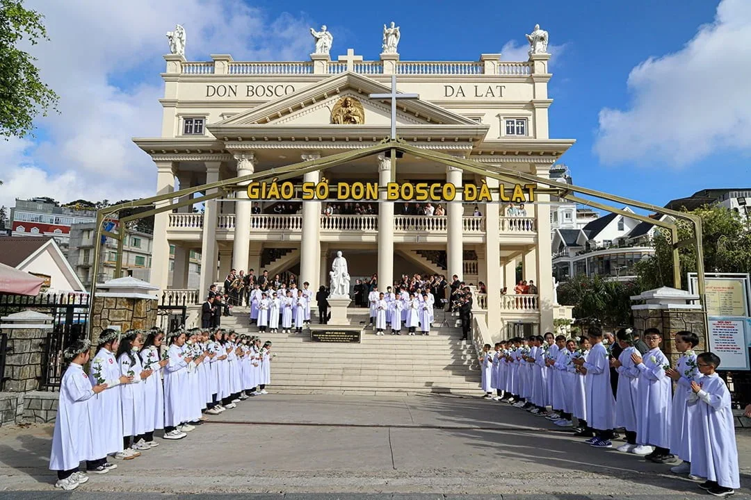 Đức Cha Đaminh Ban Bí Tích Thêm Sức Tại Giáo Sở Don Bosco Đà Lạt