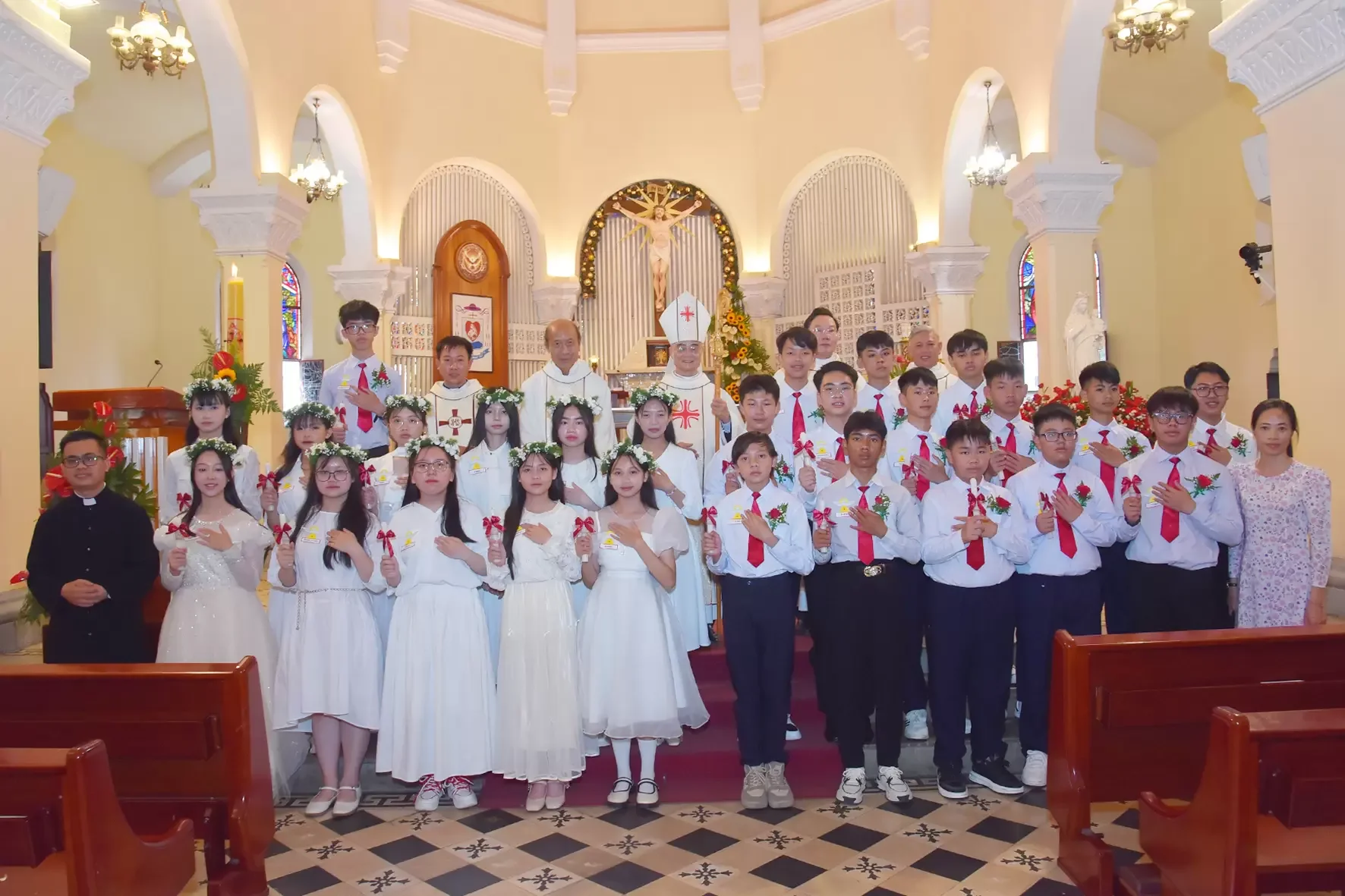 Giáo Xứ Chính Tòa Đà Lạt: 78 Thiếu Nhi Hân Hoan Lãnh Nhận Bí Tích Thêm Sức