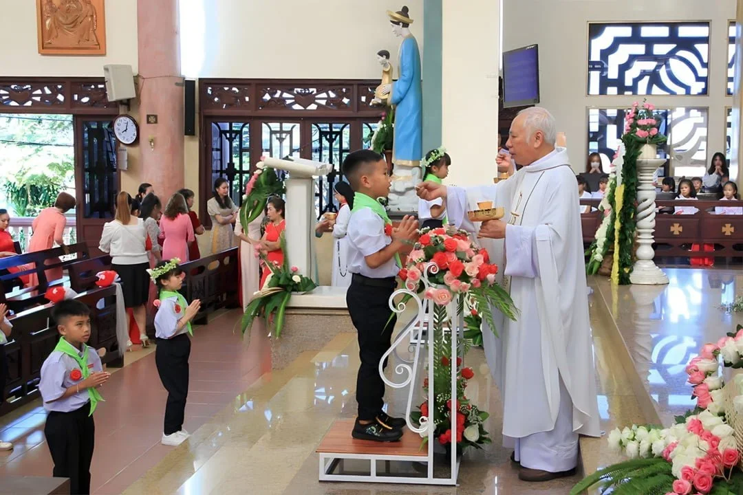 Giáo Xứ Thánh Tâm Lộc Tiến: Các Em Rước Lễ Lần Đầu