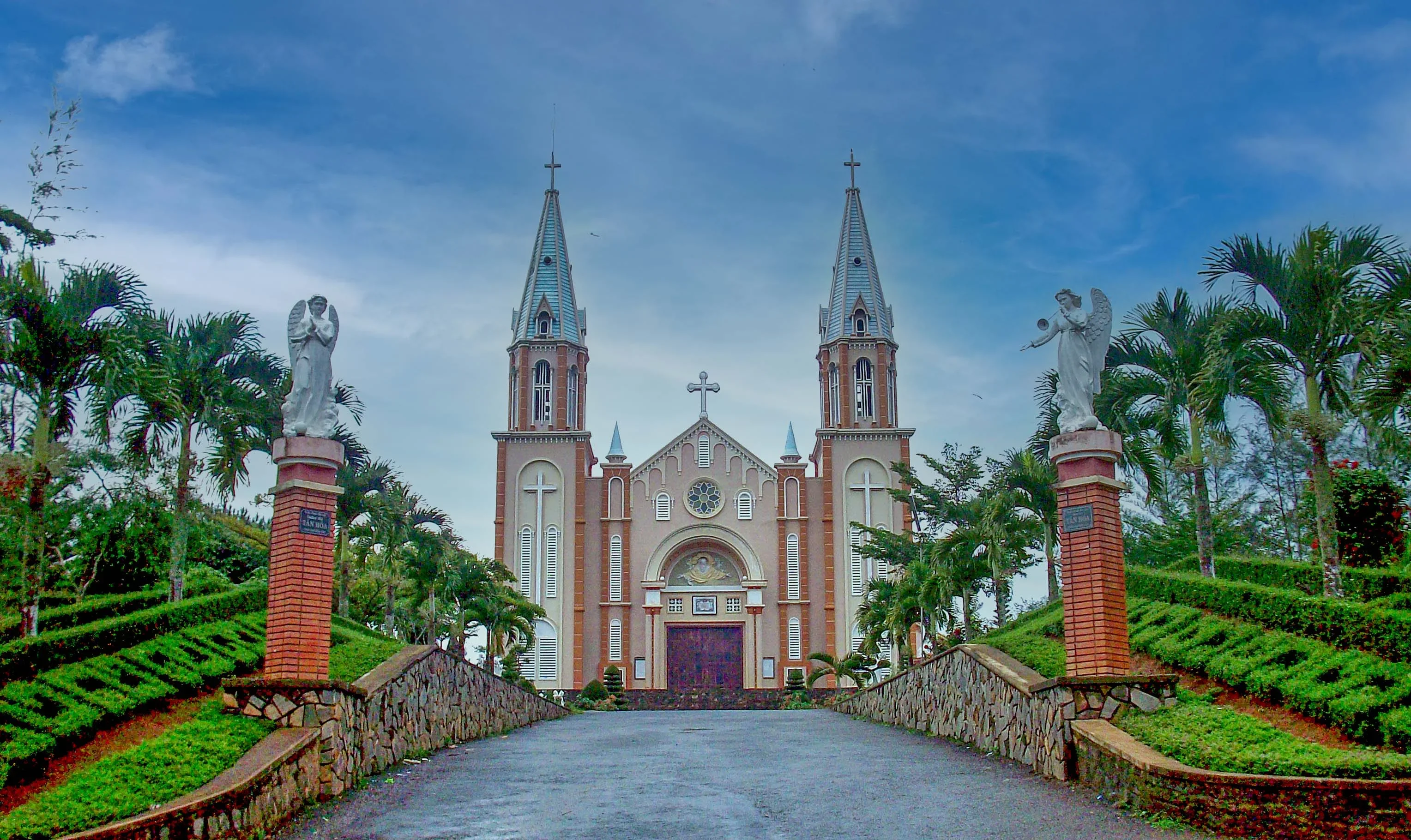 Giới Thiệu Hình Ảnh Nhà Thờ Tân Hoá – Bảo Lộc