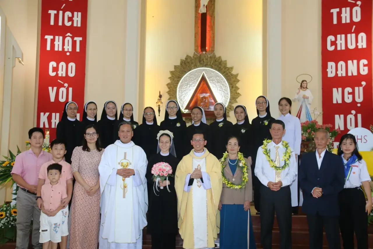 Giáo xứ Tân Lạc: Tạ Ơn Khấn Dòng Và Thiếu Nhi Được Rước Lễ Lần Đầu Trong Thánh Lễ Mình Máu Thánh Chúa Kitô