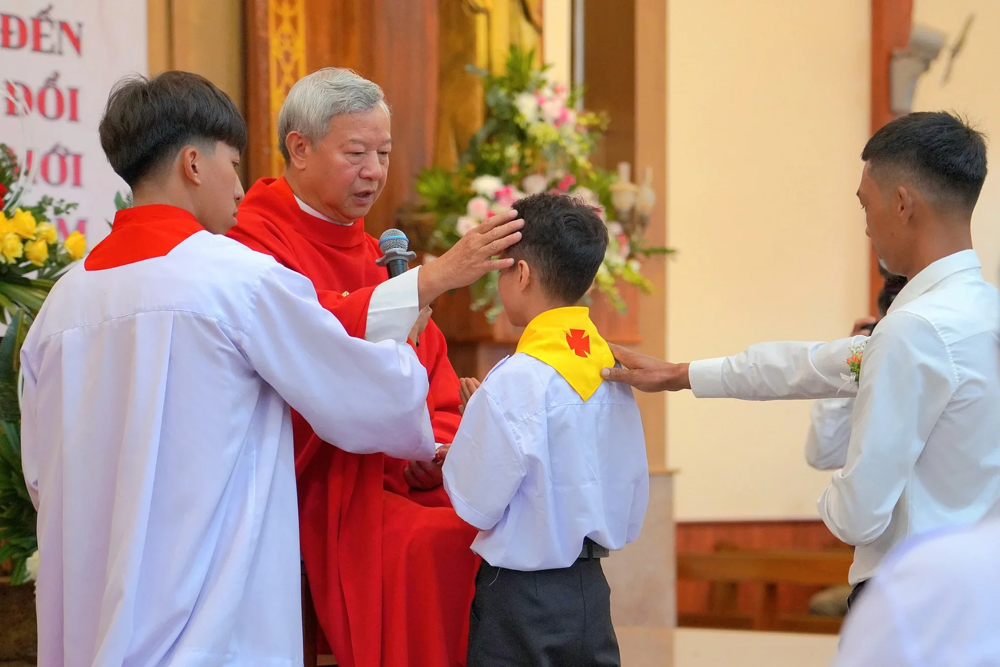 Cha Tổng Đại Diện Ban Bí Tích Thêm Sức Tại Giáo Xứ Tân Bùi – Giáo Hạt Bảo Lộc