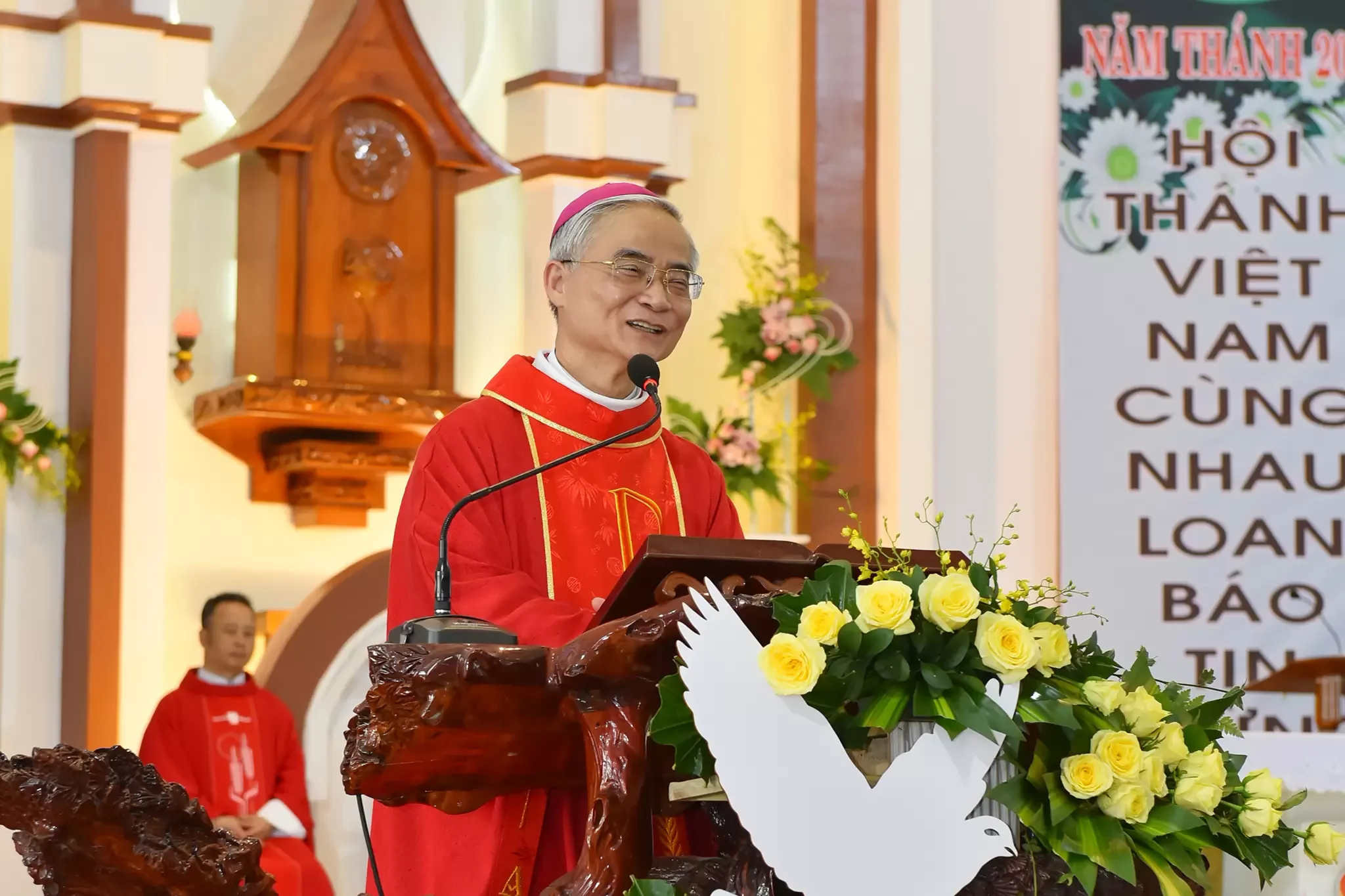 Đức Cha Đaminh Trao Ban Bí Tích Thêm Sức Tại Giáo Xứ Tân Hóa (Bảo Lộc)