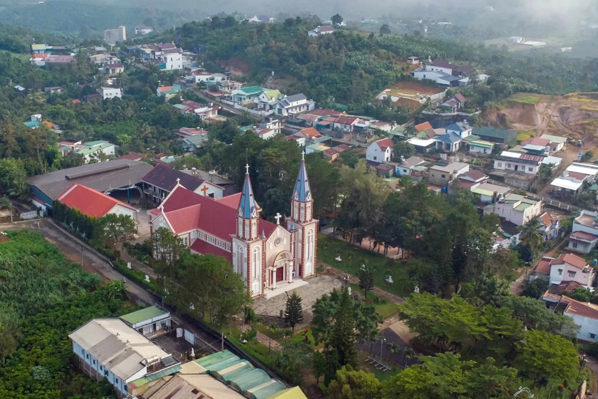 Giáo xứ Tân Hóa (Bảo Lộc) Kỷ Niệm 25 Cung Hiến Nhà Thờ và 70 Năm Thành Lập Giáo Xứ