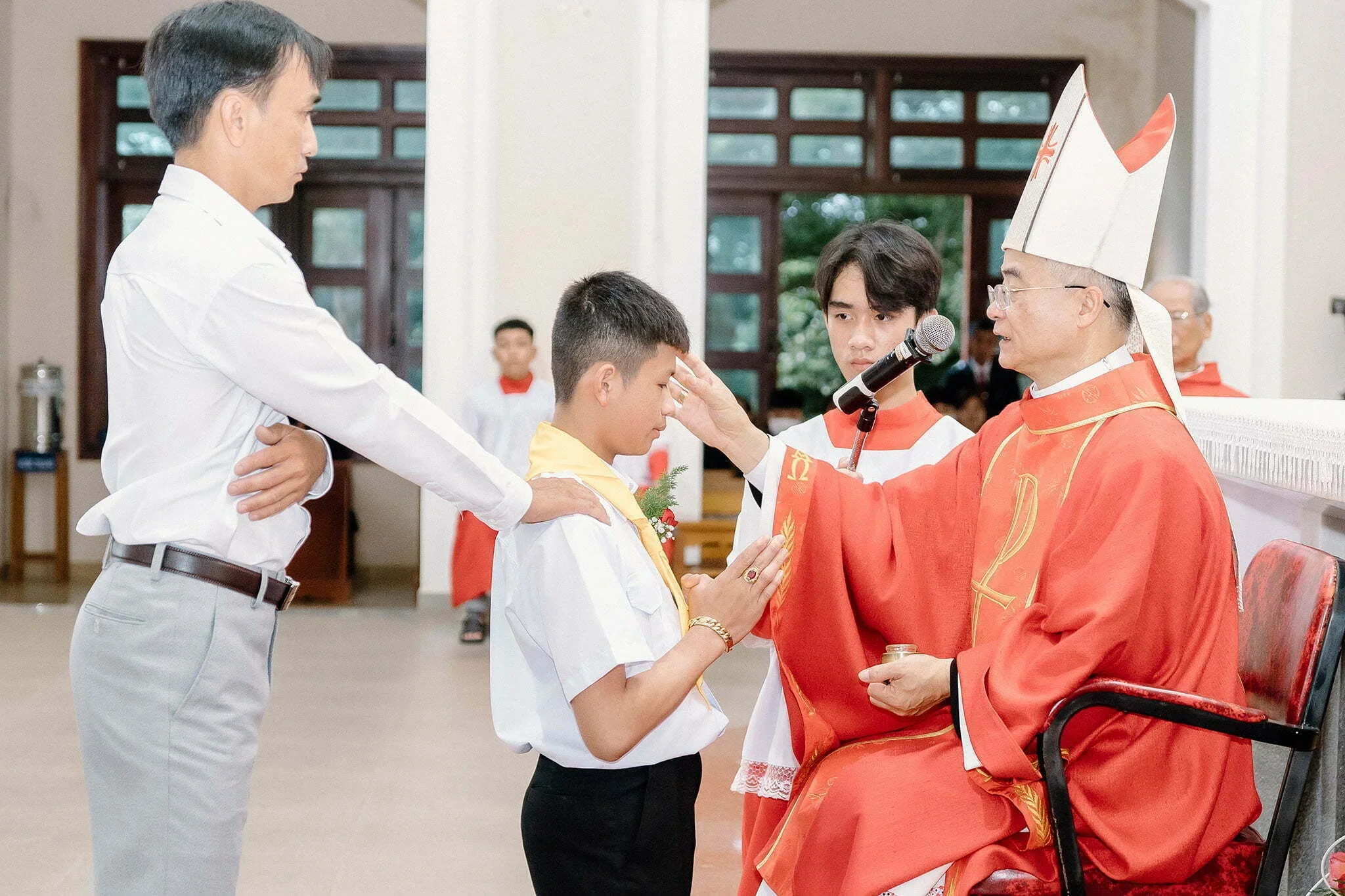 Đức Cha Đaminh Ban Bí Tích Thêm Sức Tại Giáo Xứ Hòa Phát – Giáo Hạt Bảo Lộc