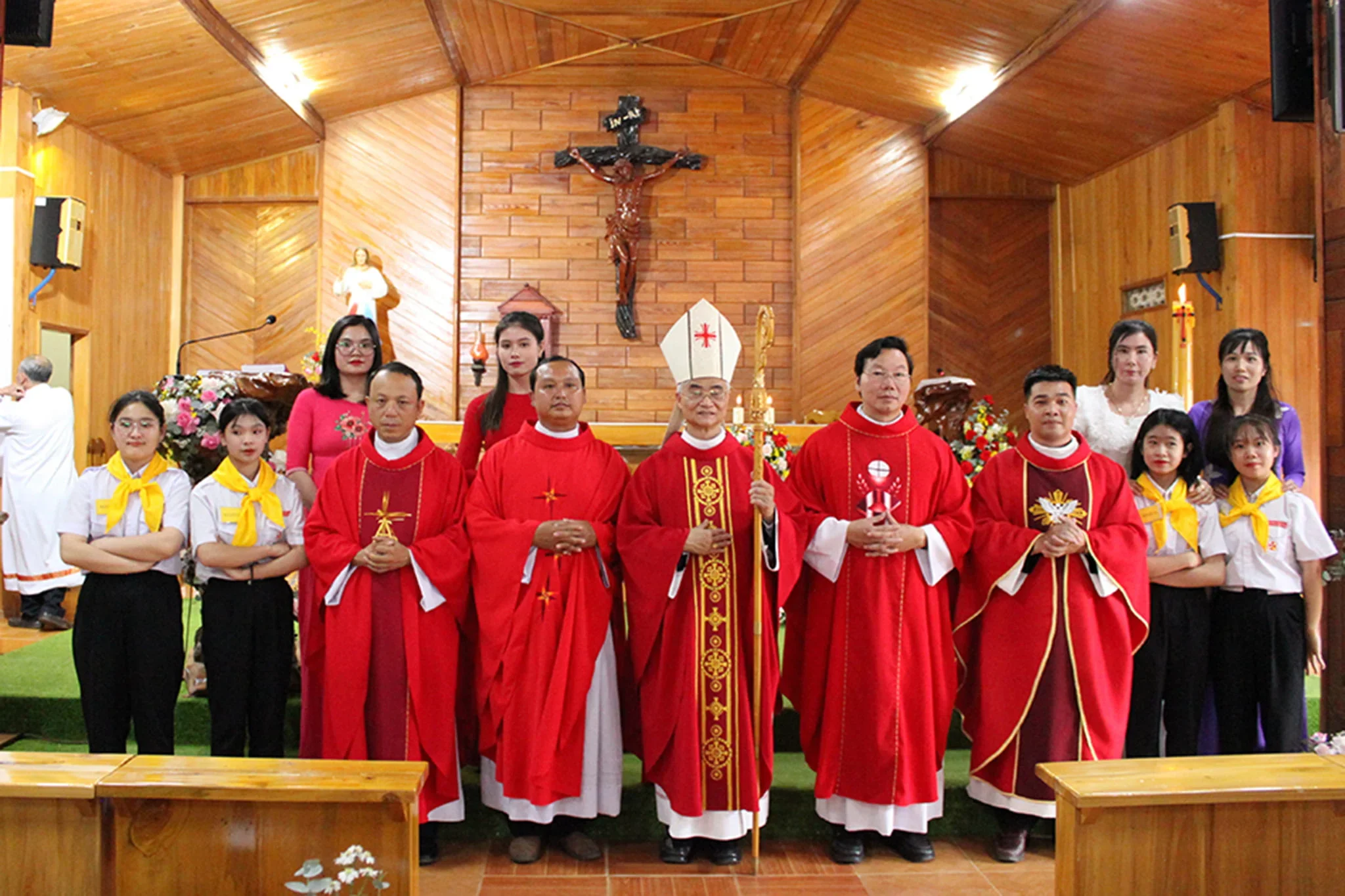Đức Cha Đaminh Ban Bí Tích Thêm Sức Tại Giáo Xứ Đạ K’Nàng – Giáo Hạt Đạ Tông