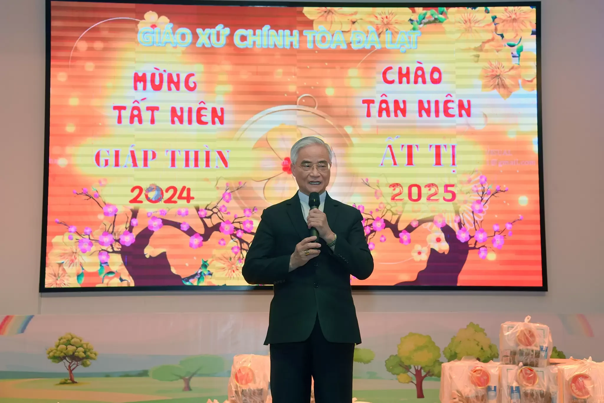 Giáo Xứ Chính Tòa Đà Lạt: Ấm Áp Bữa Cơm Huynh Đệ Tất Niên Và Tặng Quà Tết Ất Tỵ 2025 Cho Người Nghèo