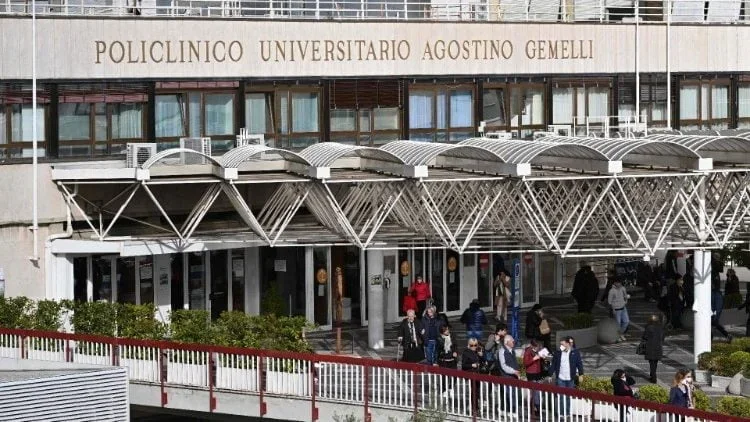 ĐỨC THÁNH CHA NHẬP VIỆN VÌ NHIỄM TRÙNG ĐƯỜNG HÔ HẤP