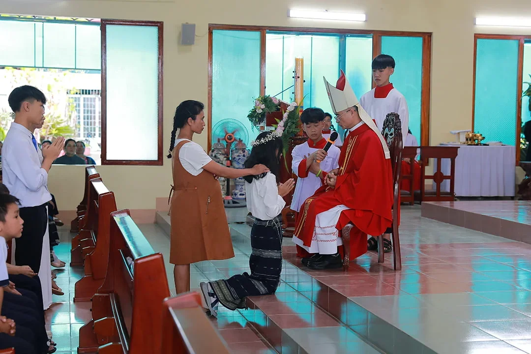 Đức Cha Đaminh Ban Bí Tích Thêm Sức Tại Giáo Xứ Lạc Sơn (Đơn Dương)