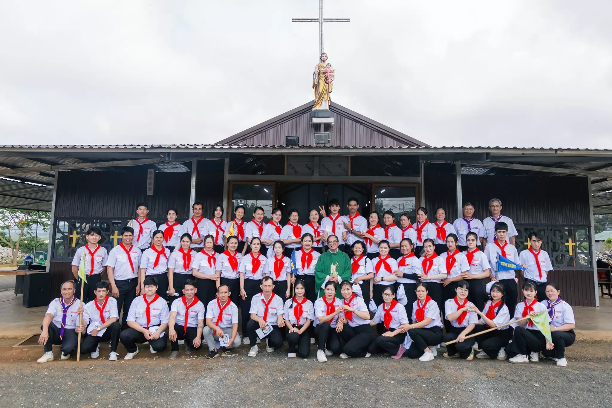 Thiếu Nhi Thánh Thể Giáo Phận Đà Lạt Lên Vùng Cao Vào Vùng Sâu